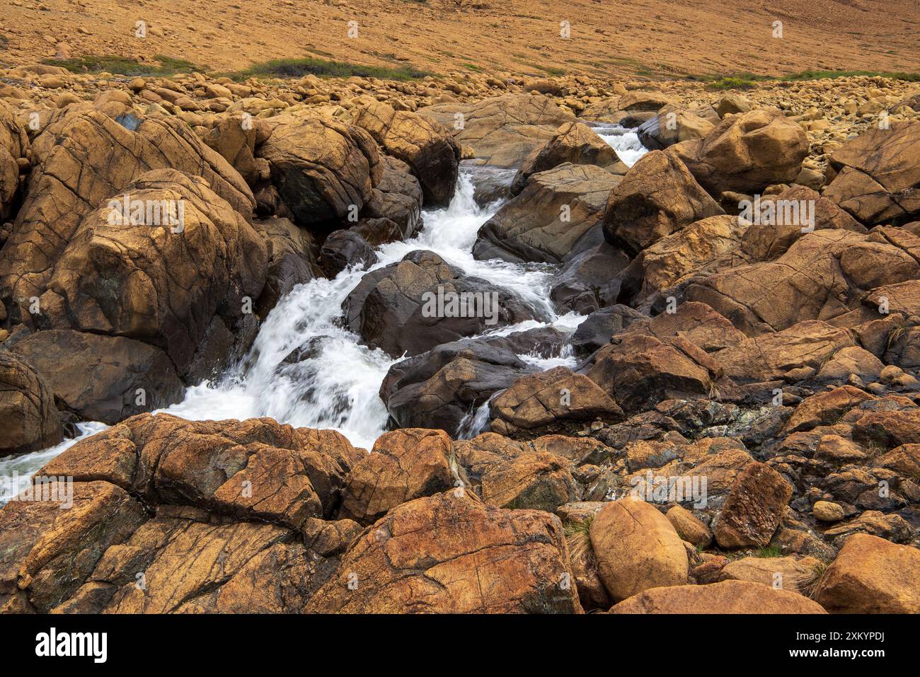 Der Winter House Brook findet seinen Weg durch ein Peridotit-Felsfeld in den Tablelands im Gros Morne National Park, Neufundland und Labrador. Stockfoto