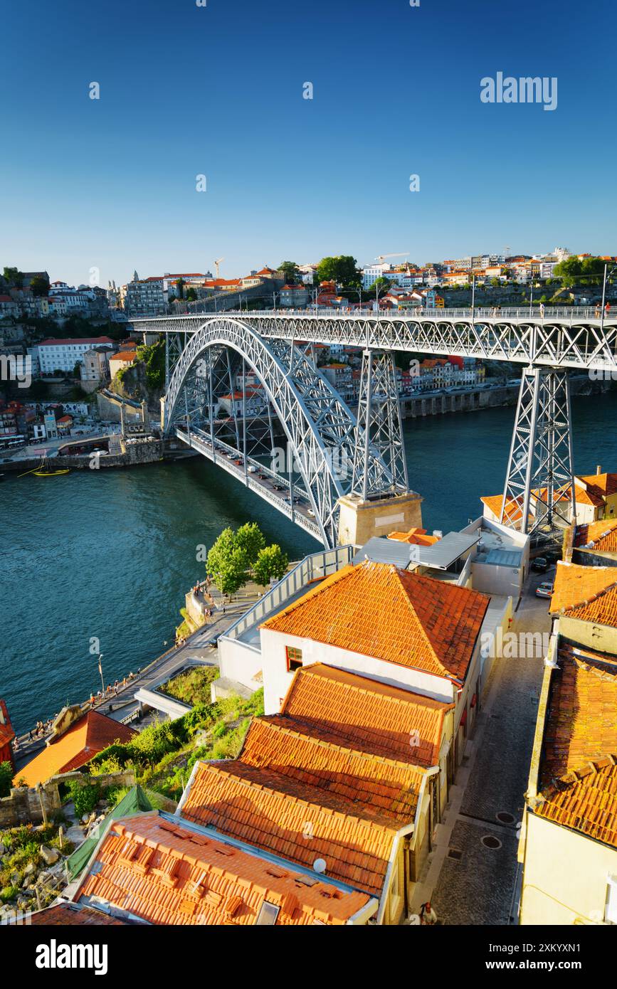 Die Dom-Luis-Brücke in Porto, Portugal. Es ist eine metallische Brücke über den Fluss Douro. Es ist eine beliebte Touristenattraktion Europas. Stockfoto