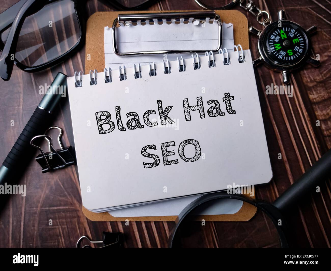 Notizbuch mit Toolls und Text Black hat SEO. Stockfoto