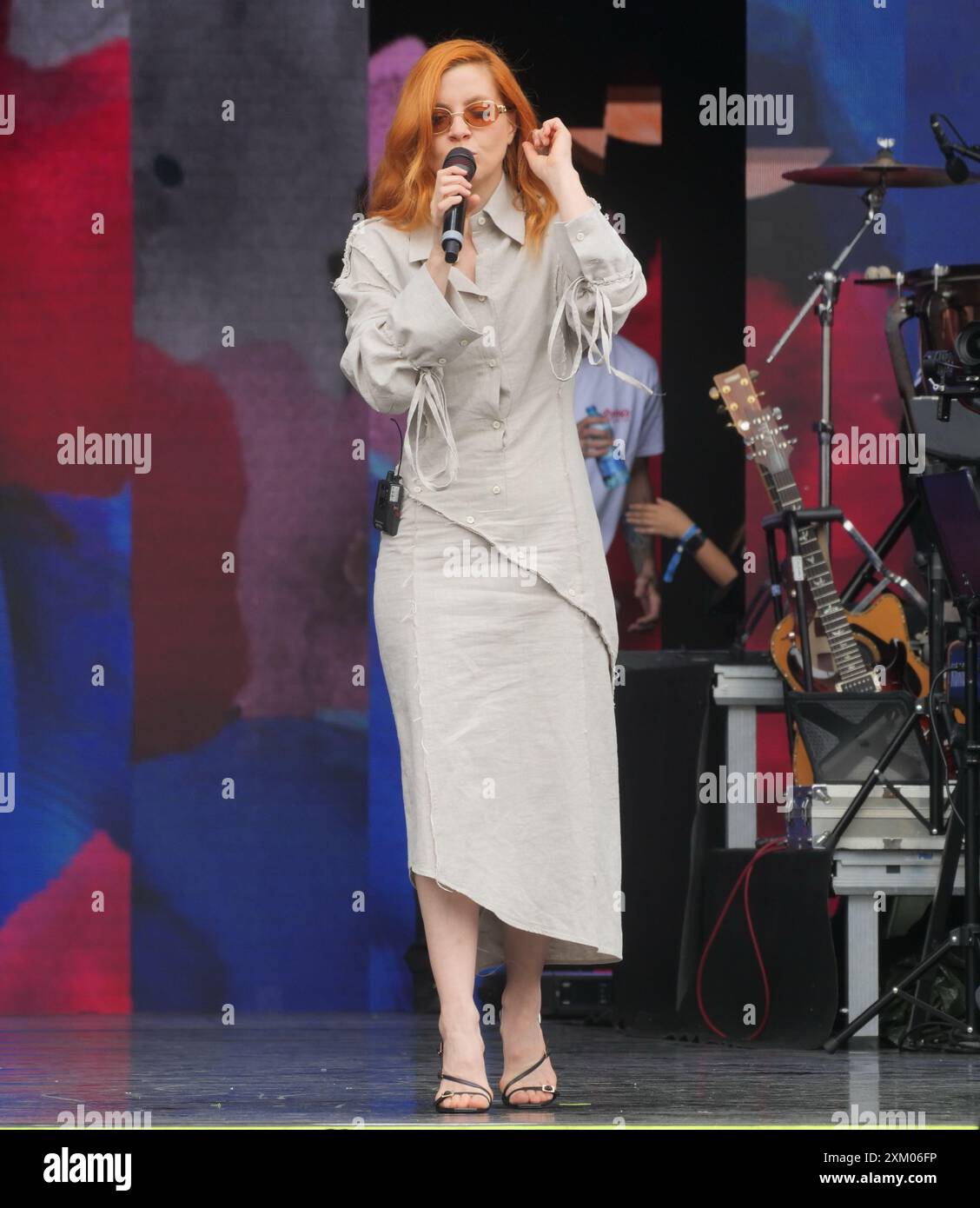 Noemi-Sänger bei Orchesterproben und akustischen Tests auf dem Duomo-Platz in Mailand für Radio Italia. Stockfoto