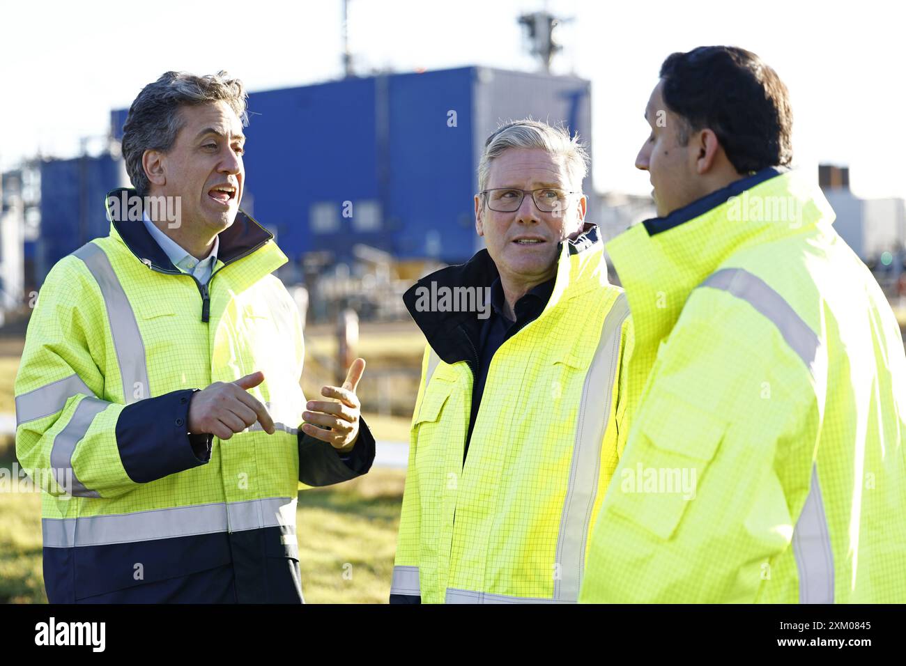 Aktenfoto vom 11/23: Labour-Führer Sir Keir Starmer (Mitte), schottischer Labour-Führer Anas Sarwar (rechts) und Ed Miliband, Shadow Energy Security und Net Zero Secretary (links), während eines Besuchs im St Fergus Gas Terminal, einer sauberen Kraftanlage in Aberdeenshire. Der Vorsitzende der SNP Westminster hat sich an Energieminister Ed Miliband geschrieben und um Klarheit über den Zeitplan für die Finanzierung des Projekts Acorn Carbon Capture im Nordosten Schottlands gebeten. Ausgabedatum: Donnerstag, 25. Juli 2024. Stockfoto