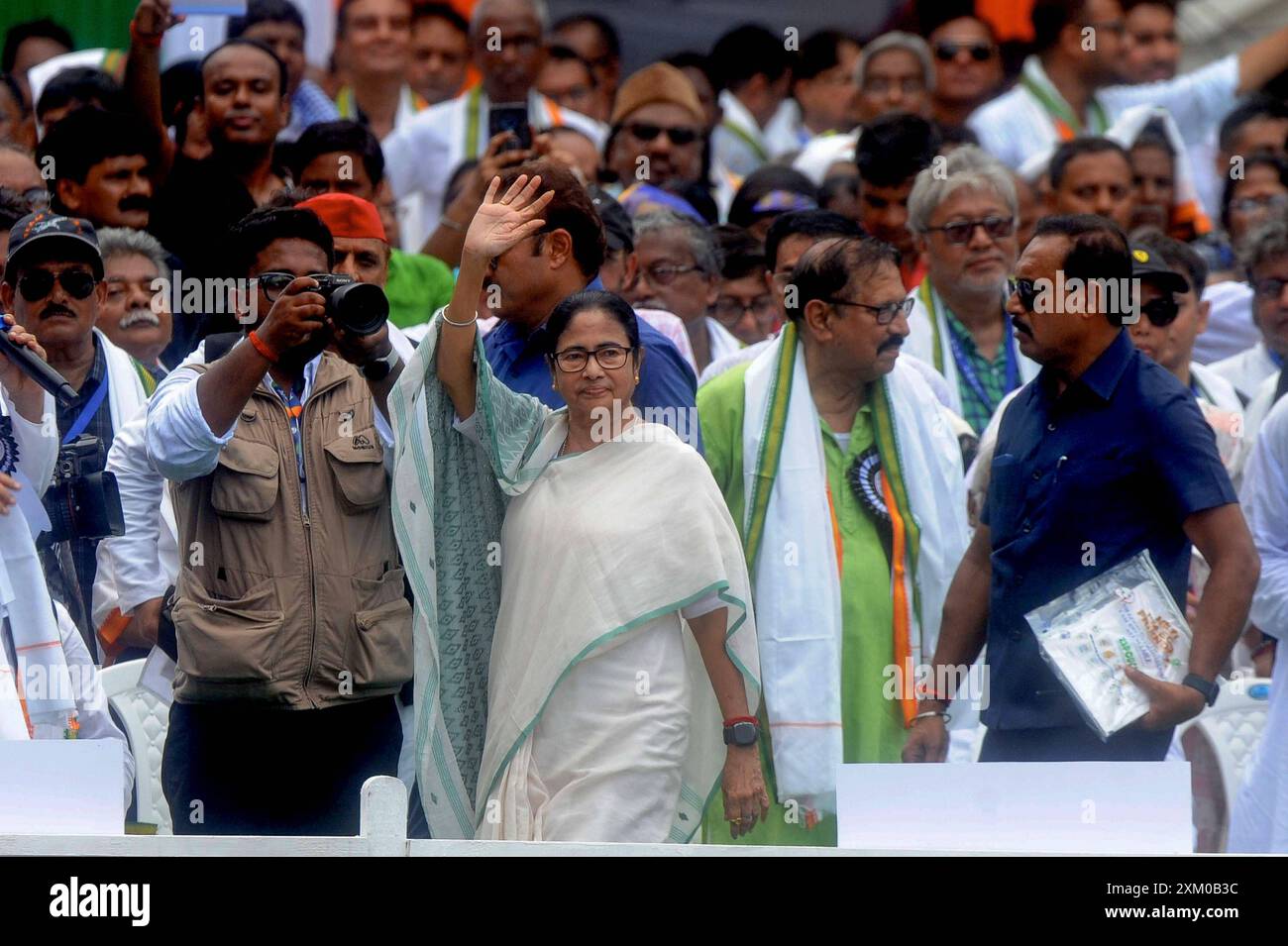 Jährliche Gedenkfeier zum Märtyrertag der indische Staatschef Mamata Banerjee nahm an einem Treffen während einer öffentlichen Versammlung Teil, die anlässlich des jährlichen Märtyrertags organisiert wurde, um der Veranstaltung vom 21. Juli 1993 zu gedenken, bei der laut den Parteiführern des Trinamool Congress TMC 13 politische Parteiarbeiter von der Polizei getötet wurden. Am 21. Juli 2024 in Kalkutta, Indien. Kolkata Westbengalen Indien Copyright: XDipaxChakrabortyx Stockfoto