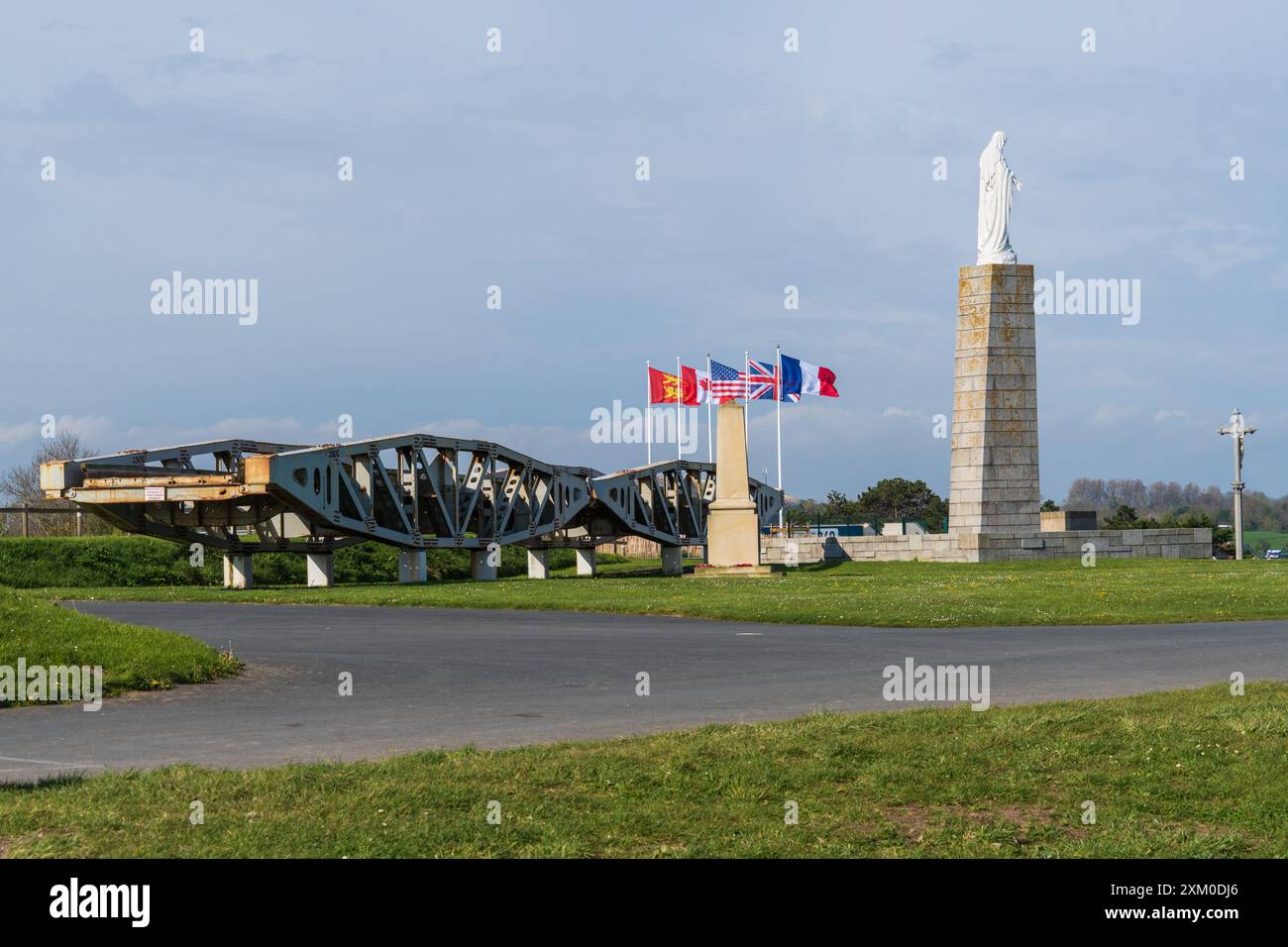 Die Statue der Jungfrau Maria mit Blick auf den Gold Beach in Arromanches Stockfoto