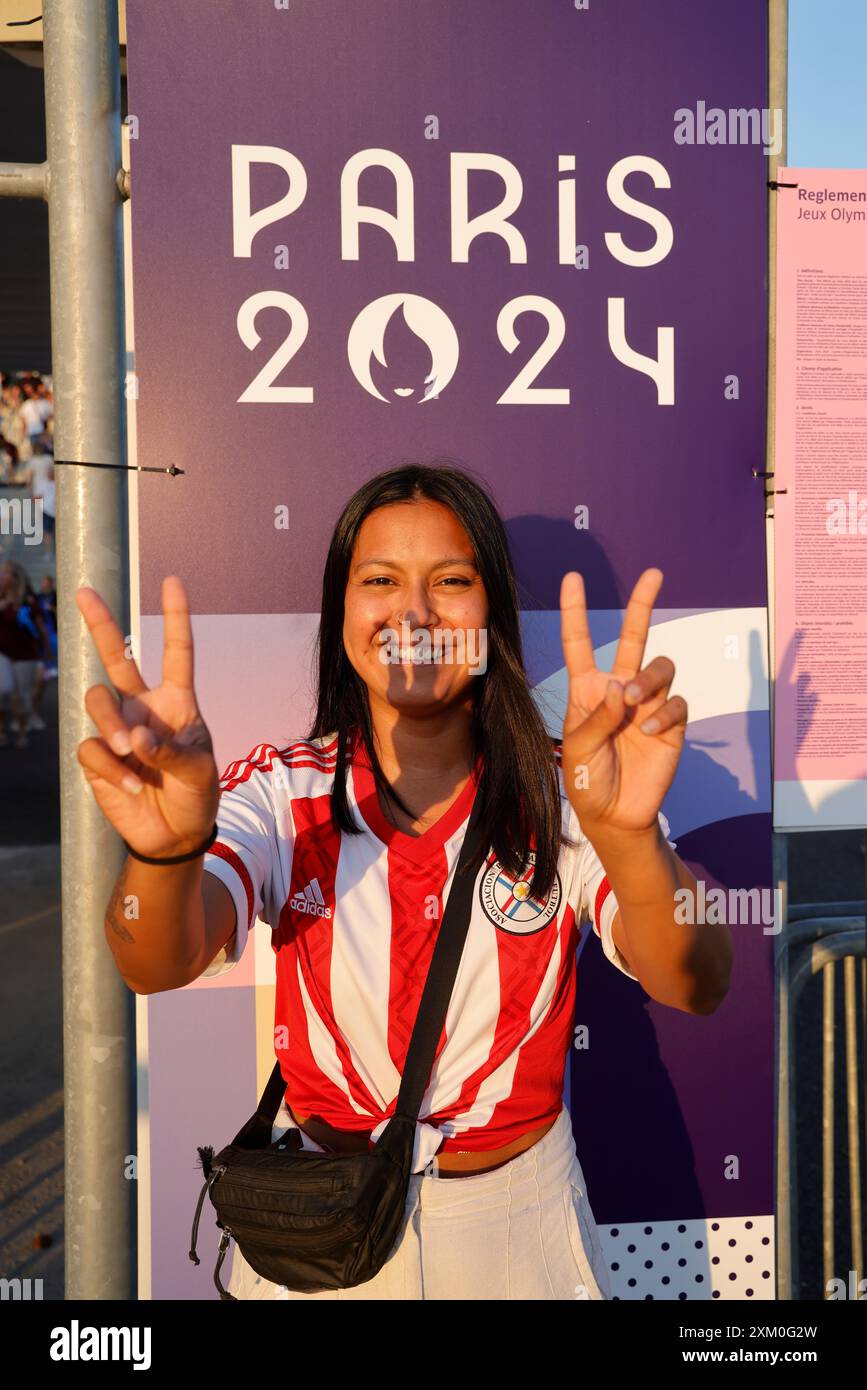 Bordeaux, Frankreich. Juli 2024. Paris 2024. Paraguay-Fan bei den Olympischen Spielen 2024 in Paris. Ausstieg aus dem Japan-Paraguay-Fußballspiel der Männer (Ergebnis: Japan 5-Paraguay 0) im Matmut Atlantique-Stadion in Bordeaux. Bordeaux, Gironde, Frankreich, Europa. Foto: Hugo Martin Alamy/Live News. Stockfoto