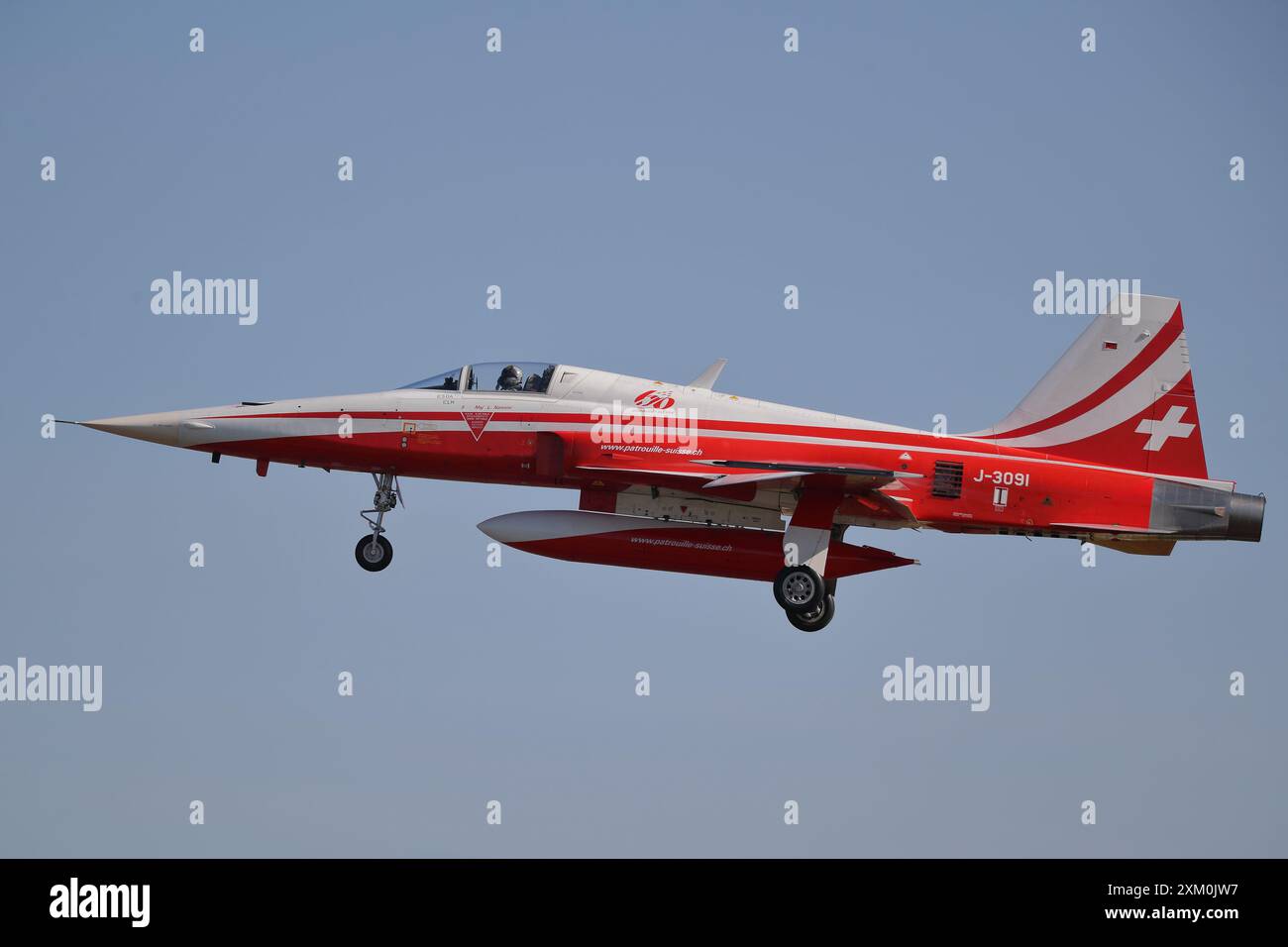 Das Kunstflugteam Patrouille Suisse kommt mit ihren Northrop F-5E Tiger II Kampfflugzeugen auf der diesjährigen RIAT Air Show an. Stockfoto