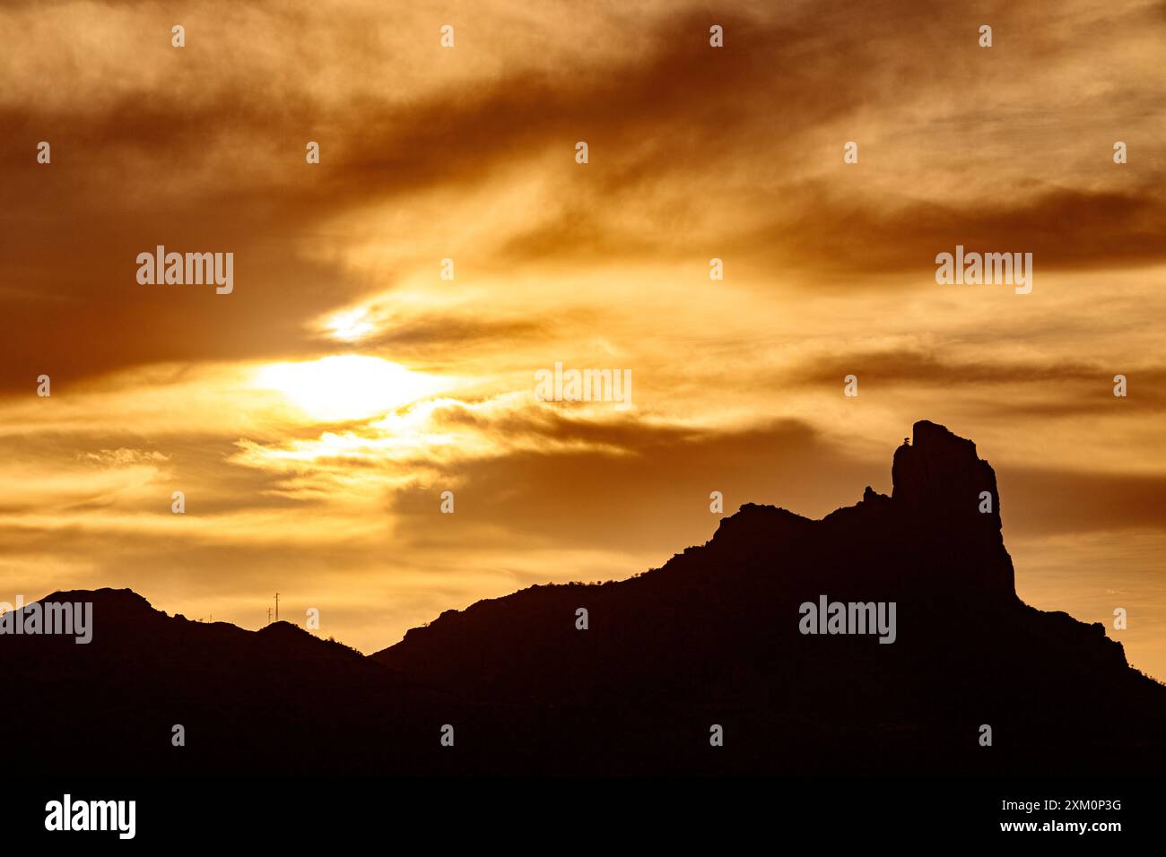 Roque Bentayga in Silhouette bei Sonnenuntergang, Gran Canaria, Kanarische Inseln Stockfoto