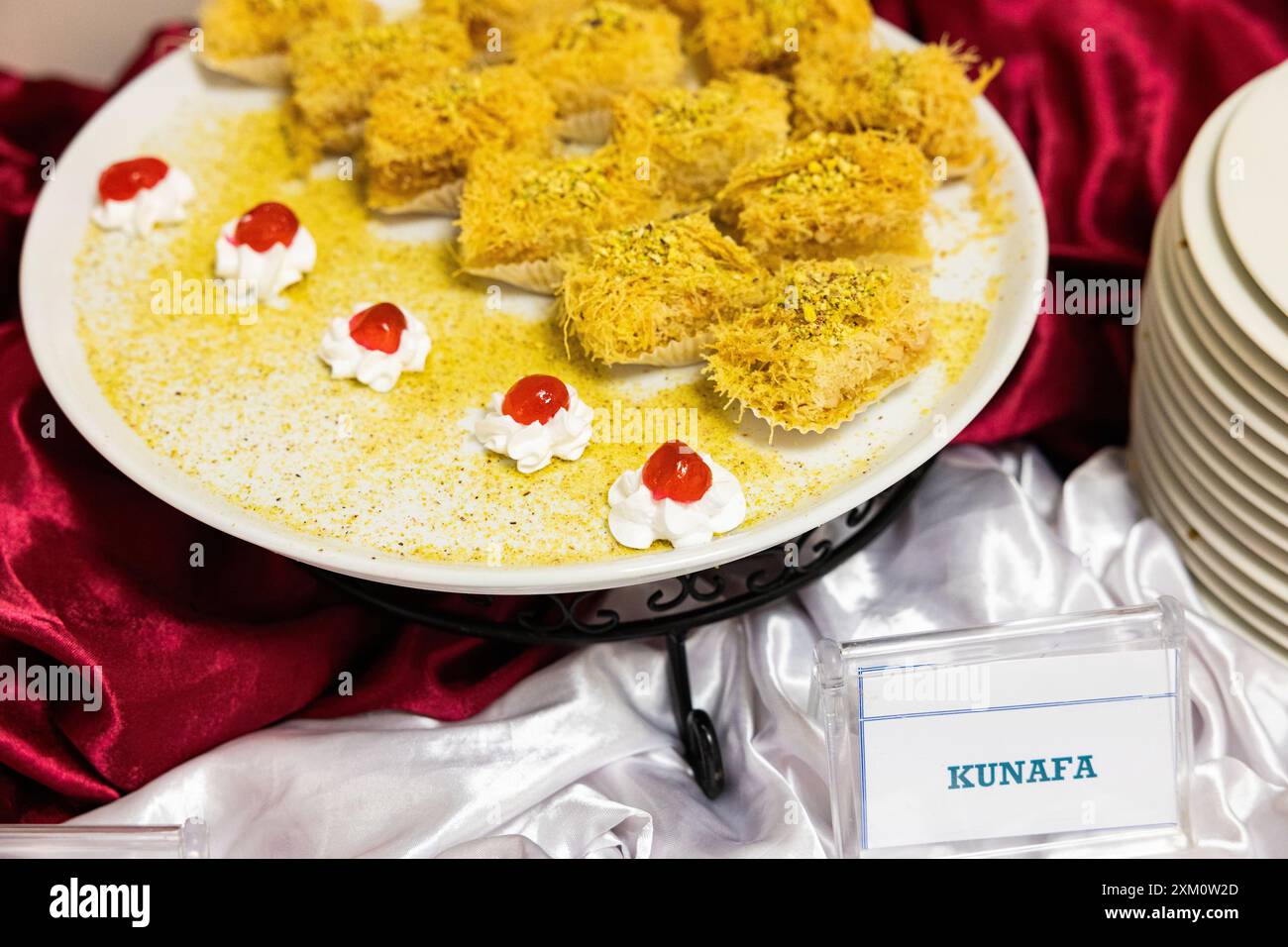 Türkisches Dessert Kunefe, Kunafa, Kadayif mit Pistazienpulver und Käse, heiß serviert, sehr süß. Traditionelles türkisches Dessert. Libanesisches Dessert Stockfoto