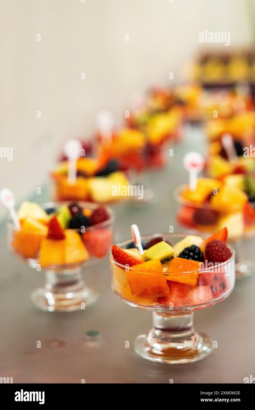 Konzept von gesunder Ernährung, sauberer Ernährung. Kalorienarme, farbenfrohe süße Sommerdesserts. Hausgemachter einfacher Obstsalat in Gläsern, ideales Frühstück. Stockfoto