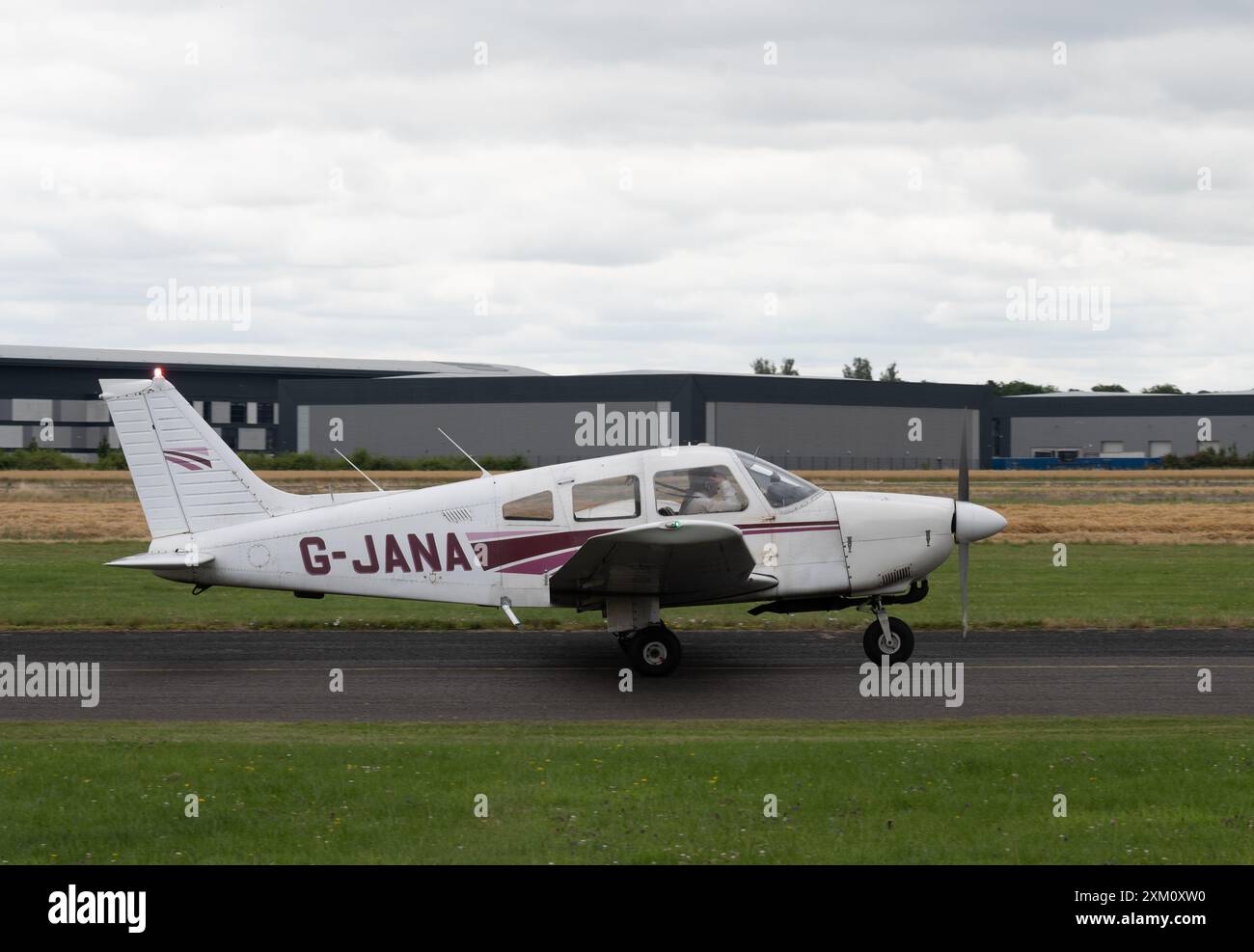 Piper PA-28-181 am Wellesbourne Airfield, Warwickshire, Großbritannien (G-JANA) Stockfoto