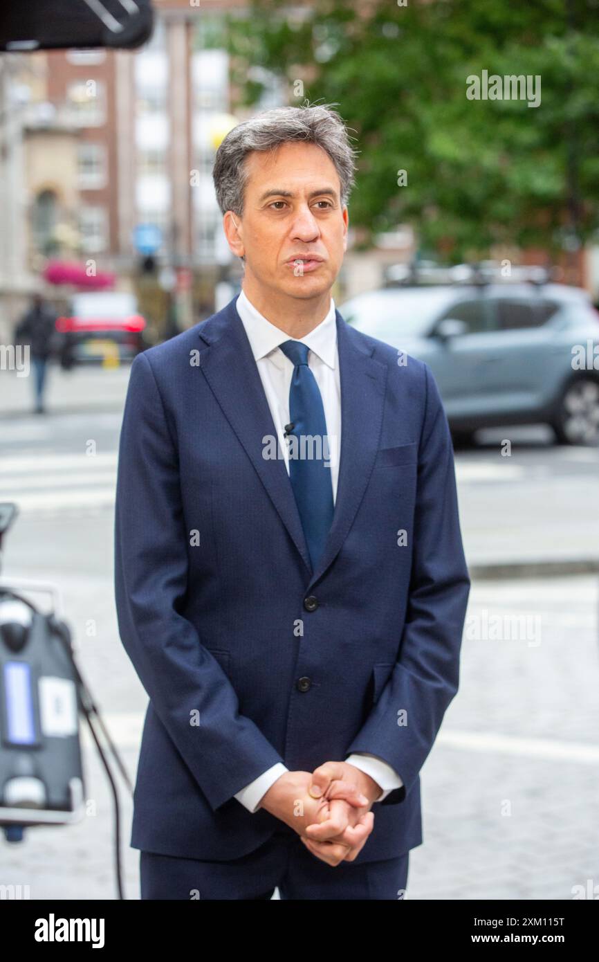 London, England, Großbritannien. Juli 2024. ED MILIBAND, Secretary of State for Energy Security and Net Zero, ist außerhalb der BBC zu sehen, während er in Frühstücks- und Radiosendungen auftritt. (Kreditbild: © Tayfun Salci/ZUMA Press Wire) NUR REDAKTIONELLE VERWENDUNG! Nicht für kommerzielle ZWECKE! Stockfoto