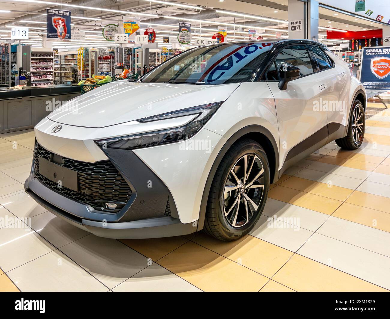 Italien - 25. Juli 2024: TOYOTA C-HR 1,8 HEV Hybrid-Elektrofahrzeug wird im italienischen Supermarktgang ausgestellt Stockfoto