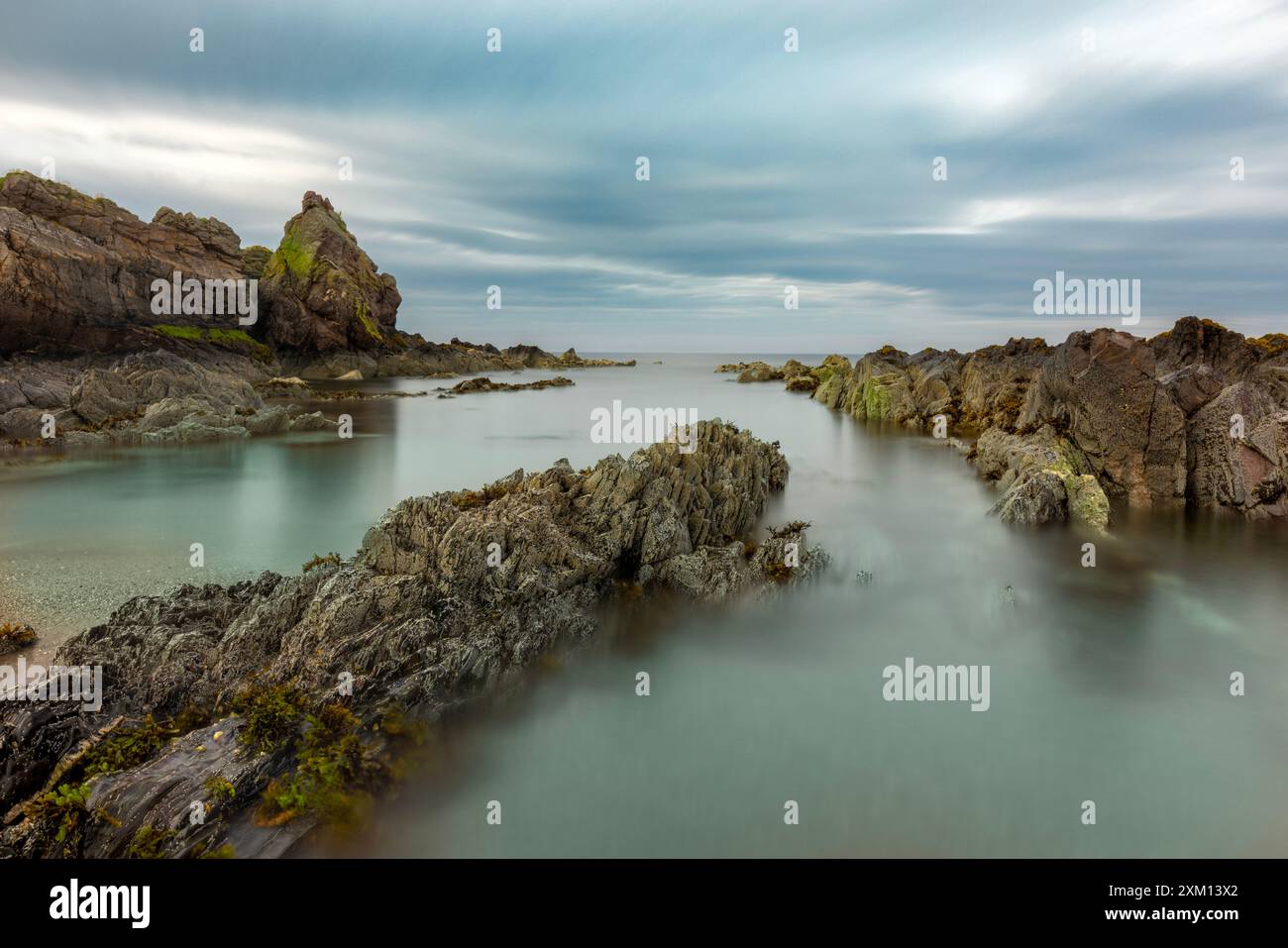 An der malerischen Küste von Aberdeenshire, Schottland, bietet Skatie Shore einen charmanten und abgeschiedenen Sandstrand. Dieses versteckte Juwel befindet sich in Crow Stockfoto