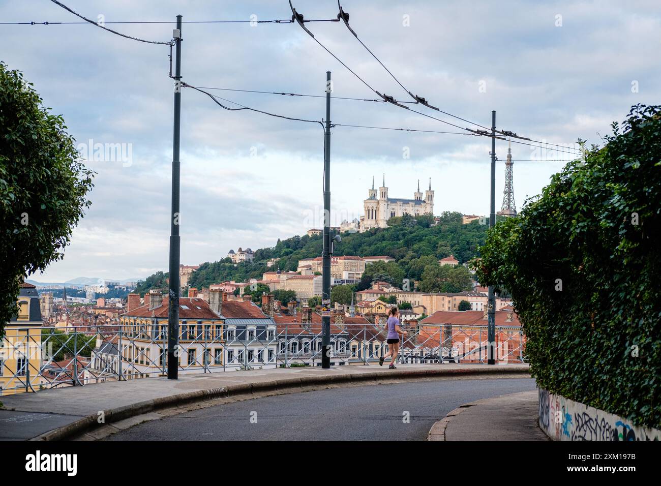 Blick auf den Hügel Fourviere mit seiner Basilika und den Gebäuden der Stadt, Stockfoto