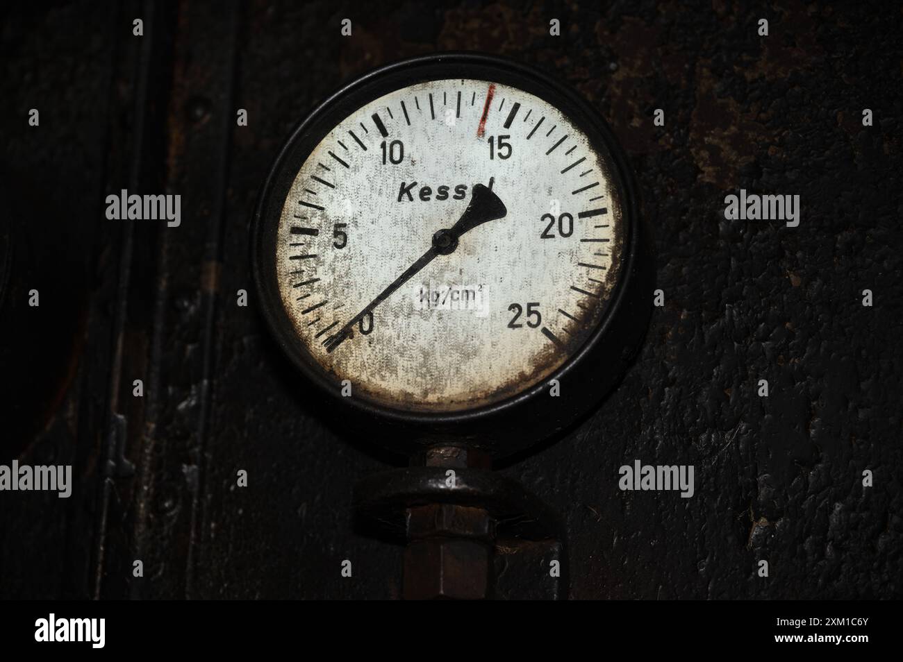 Manometer in bar vom Kessel in einer Dampflokomotivführerkabine, Localbahnmuseum Bayerisch Eisenstein, Niederbayern, Deutschland Stockfoto