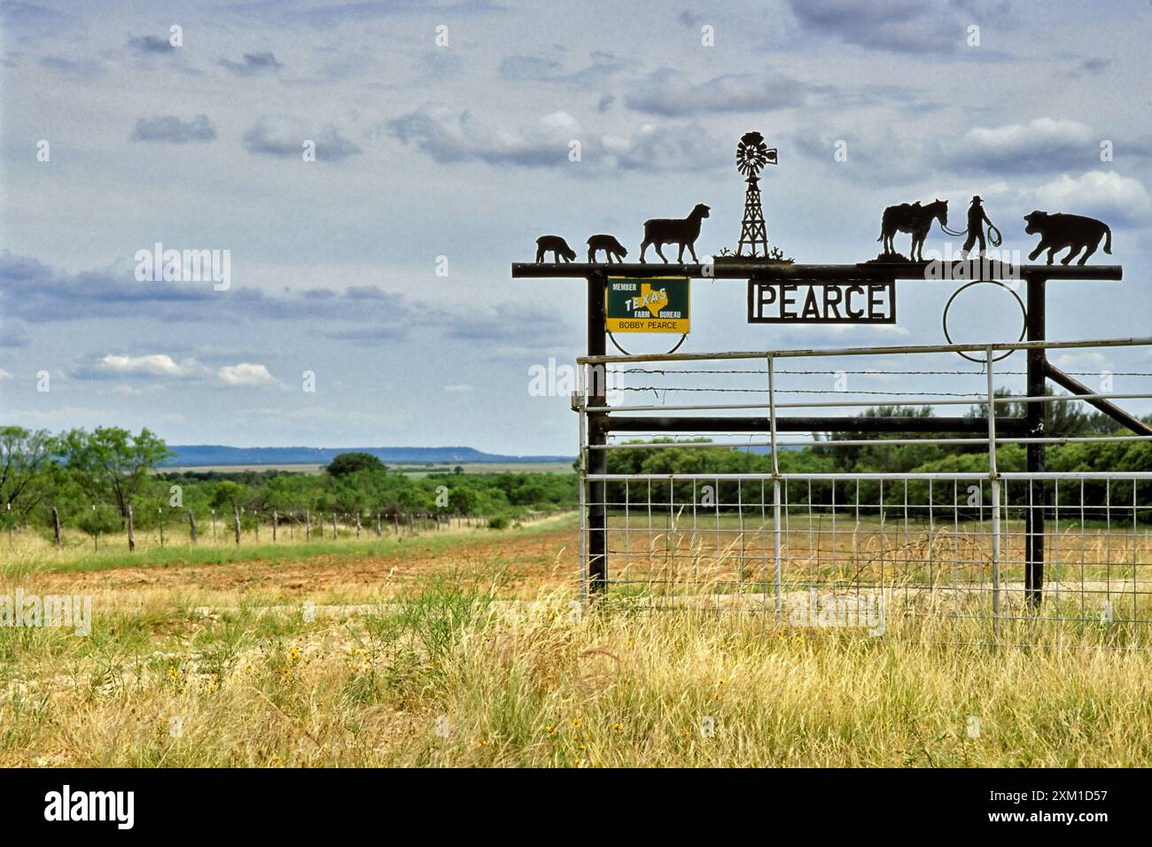 Schmiedeeisernes Schild am Eingang der Ranch am FM 765 Highway in der Nähe von Fife, Great Plains, in McCulloch County, Texas, USA Stockfoto