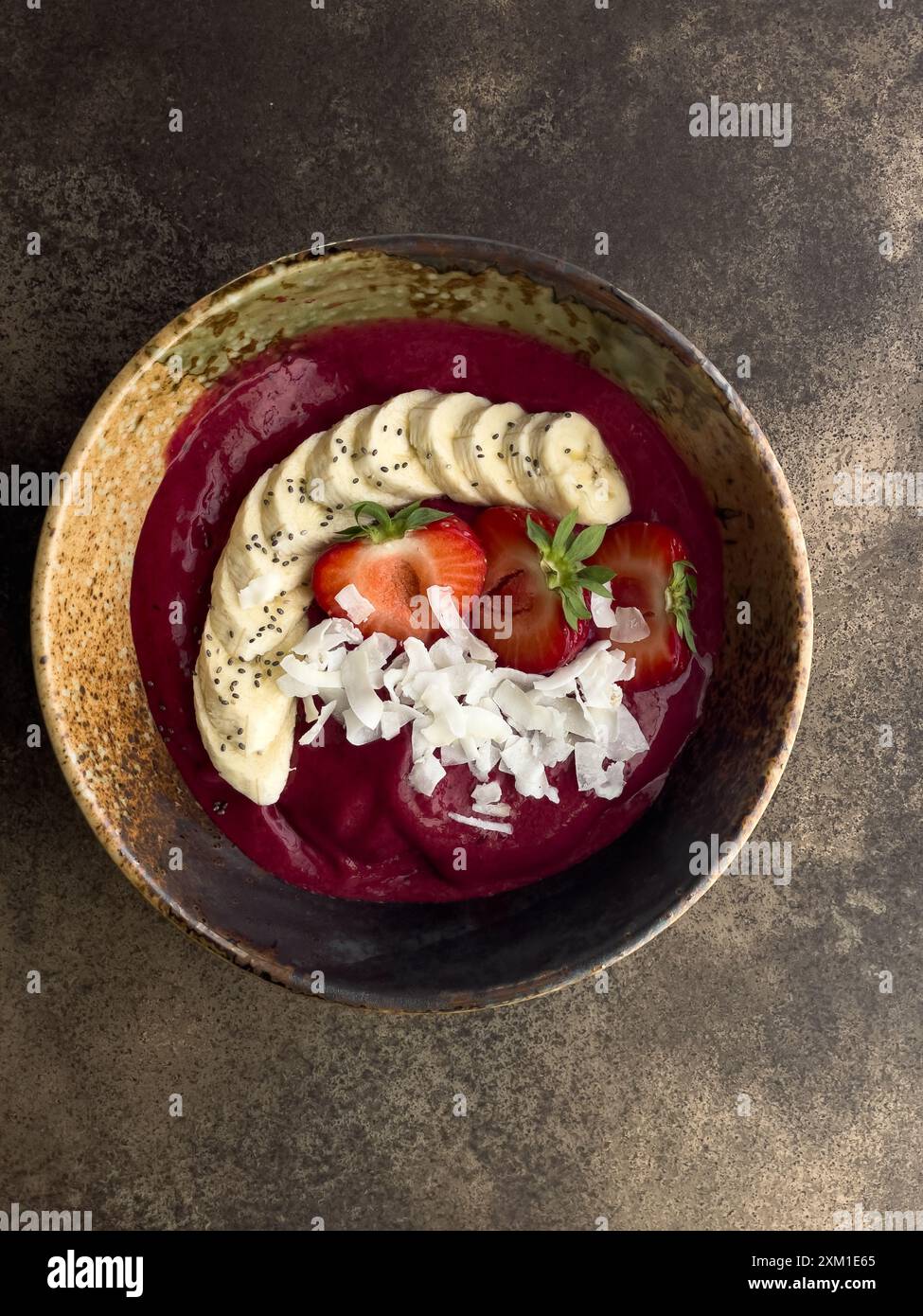 Smoothie Schüssel mit Bananen, Erdbeeren und Kokosflocken, wunderschön dekoriert. Stockfoto