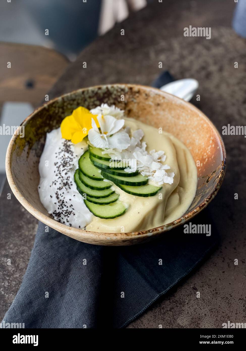Banana Smoothie Schüssel mit Joghurt, Gurke, Kokosflocken und Chia, wunderschön dekoriert. Stockfoto