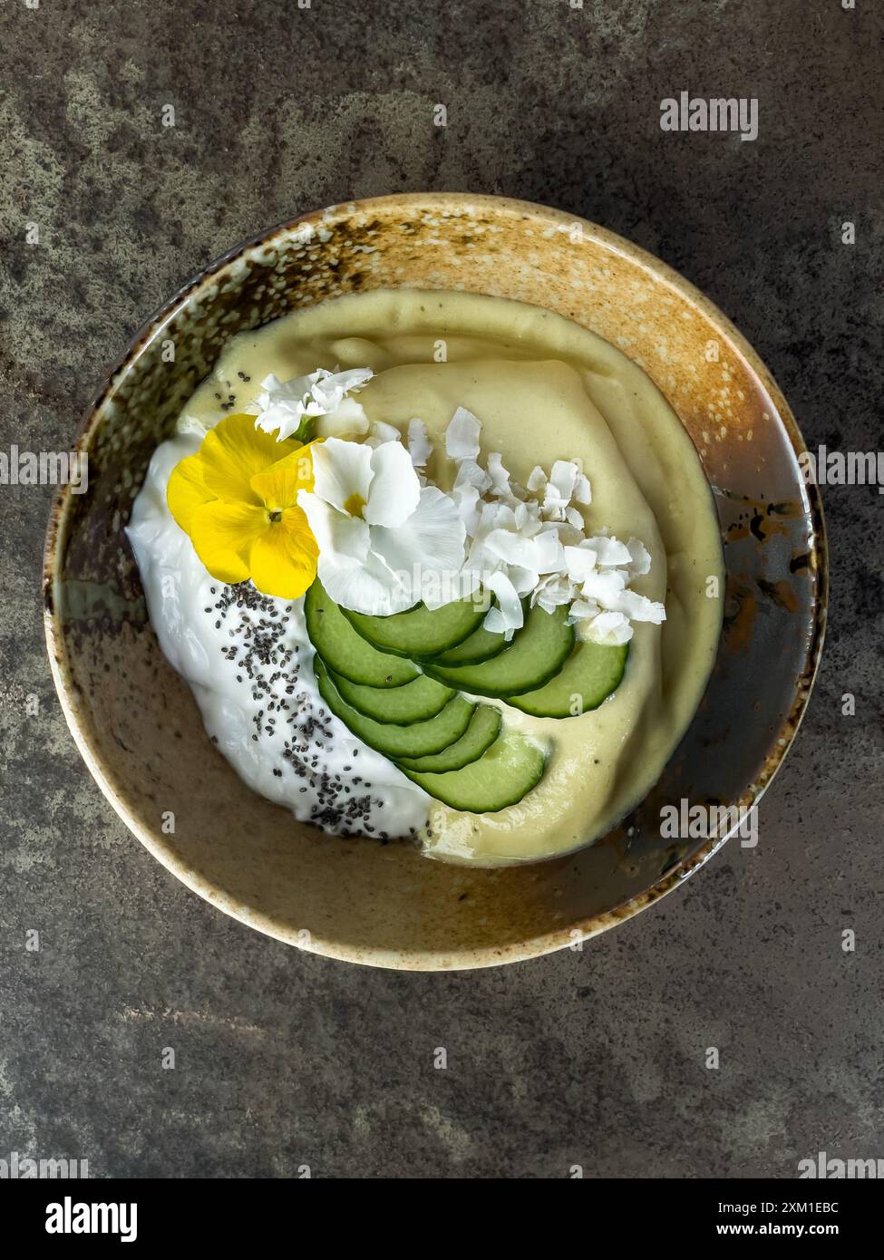 Banana Smoothie Schüssel mit Joghurt, Gurke, Kokosflocken und Chia, wunderschön dekoriert. Stockfoto