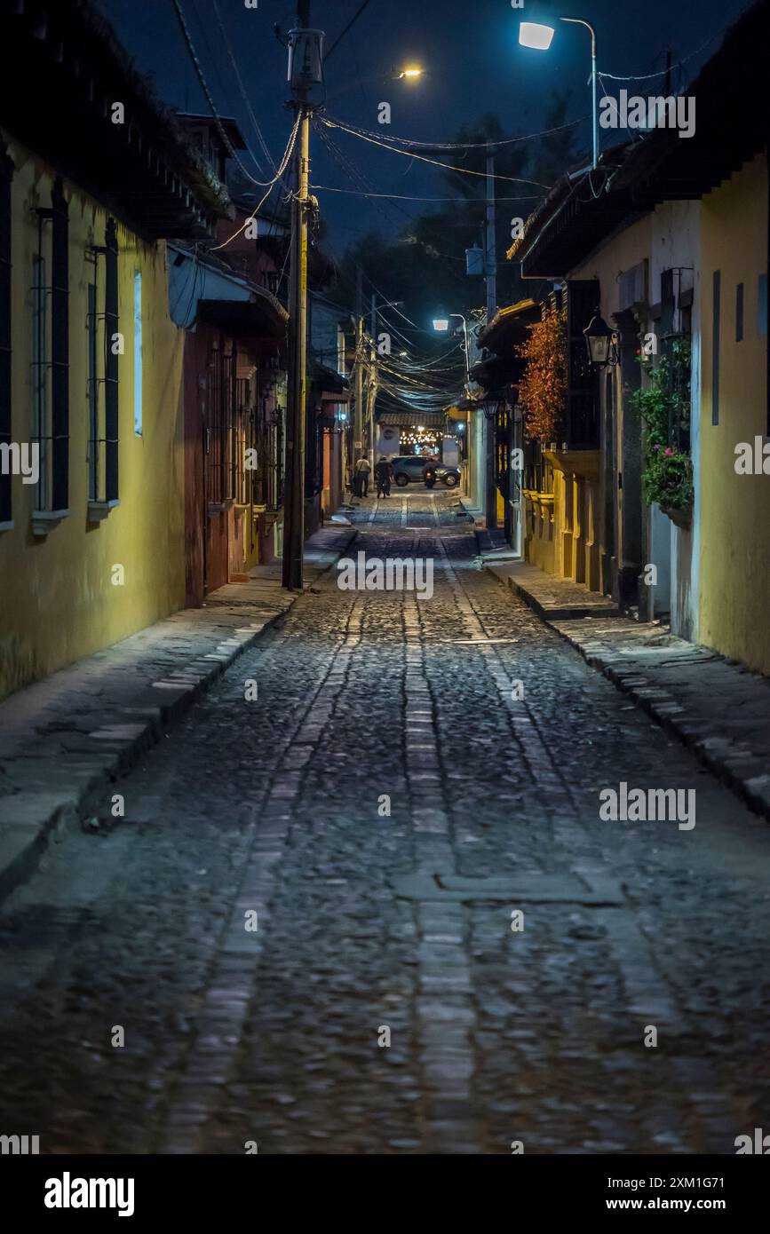 Straße bei Nacht im spanischen Kolonialzeitalter Stadtzentrum, Antigua, Guatemala, Mittelamerika Stockfoto