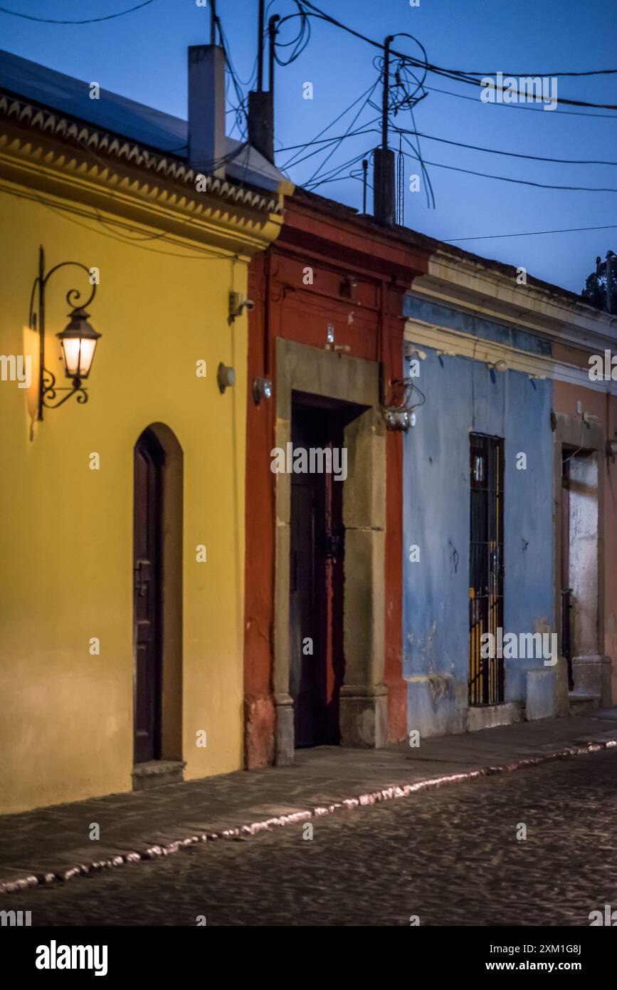 Straße bei Nacht im spanischen Kolonialzeitalter Stadtzentrum, Antigua, Guatemala, Mittelamerika Stockfoto