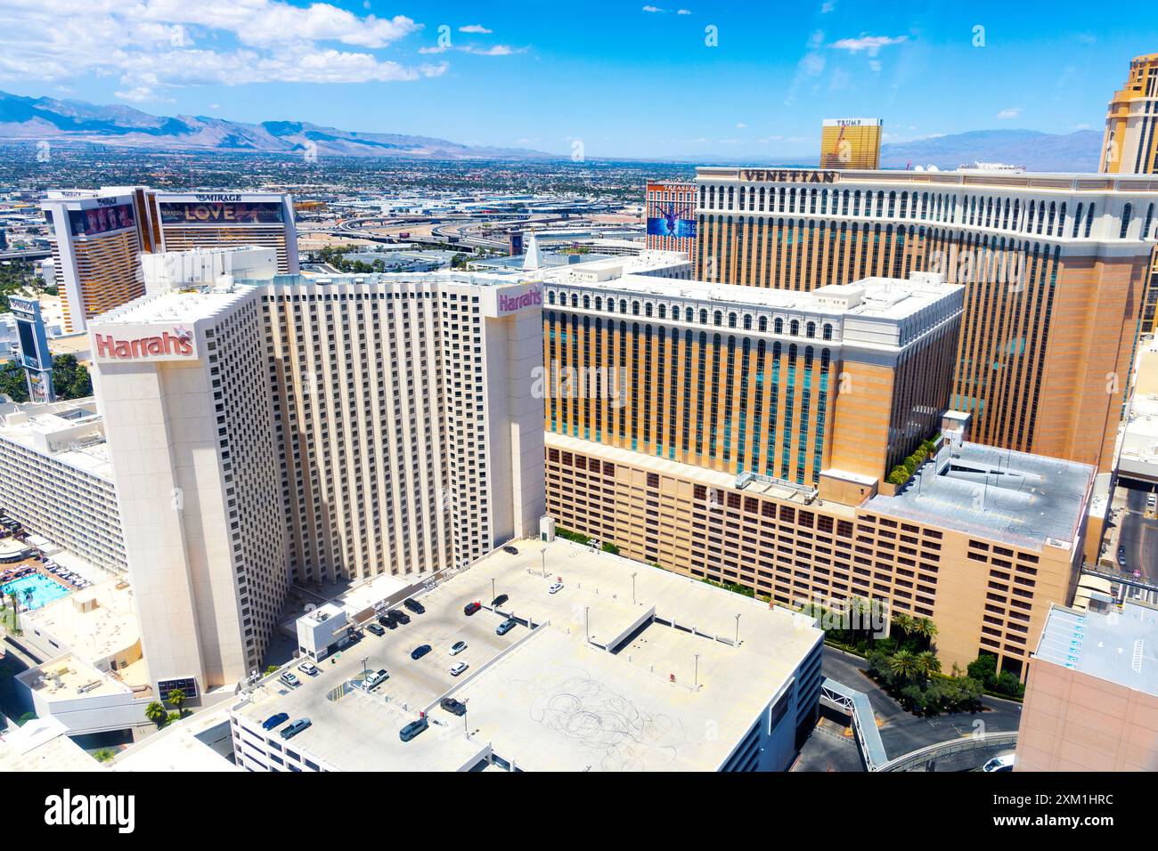 Blick auf das Mirage, Harrah's und Venezian Resort Casino Hotels auf dem Strip vom High Roller Aussichtsrad aus in Las Vegas, Nevada, USA Stockfoto