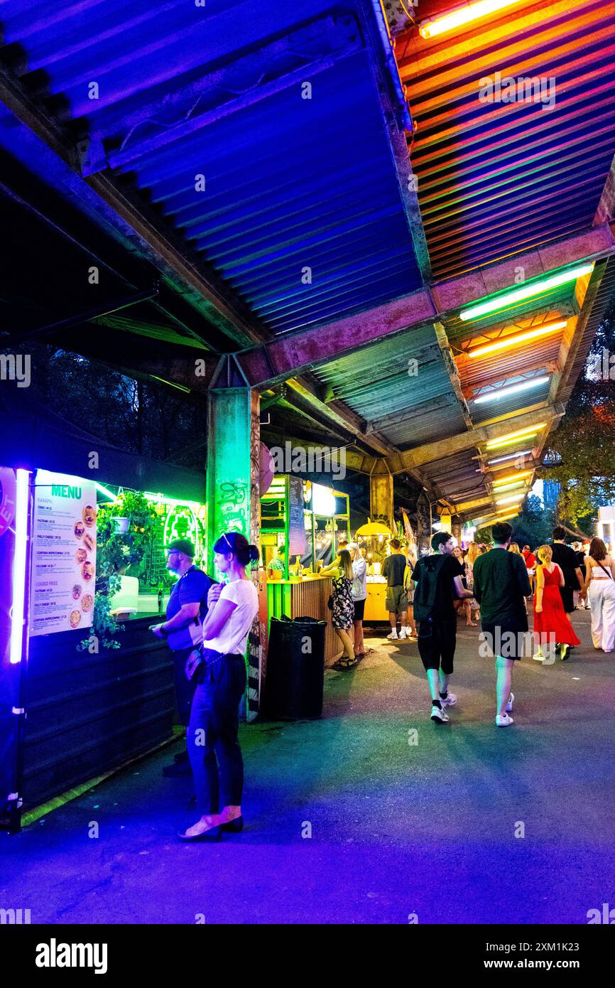 Street Food Stände am Nocny Market (Nachtmarkt) Food Market auf den ehemaligen Bahnsteigen des Hauptbahnhofs in Warschau, Polen Stockfoto