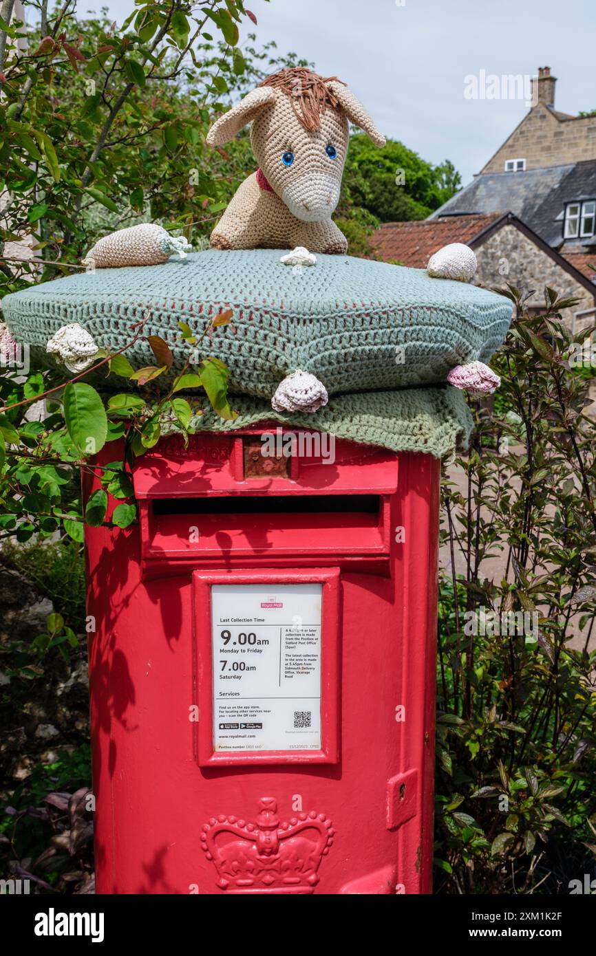 Ein gehäkelter Esel-Postkisten-Topper im Donkey Sanctuary, Sidmouth, Devon Stockfoto