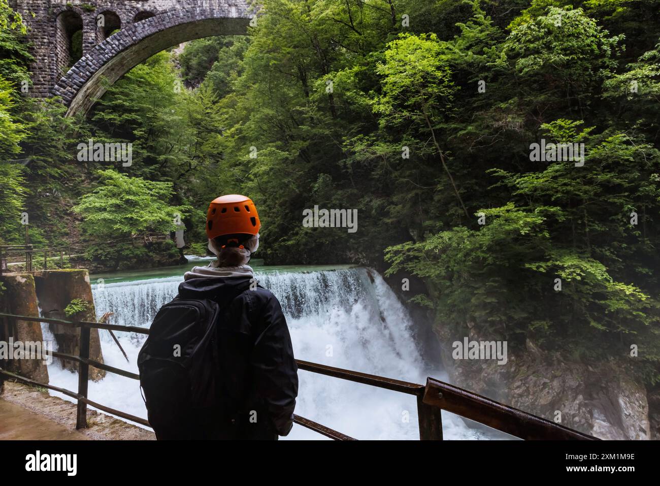 Bled, Slowenien - 4. Juni 2024. Touristen, die durch die Vintgar-Schlucht auf einem Holzweg spazieren. Triglav - Slowenien, Alpen Stockfoto
