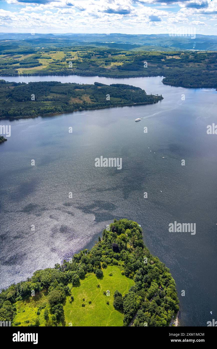 Luftbild, LinkTurm an der Landzunge am Möhnesee beim Hotel Haus Delecke, bewaldeter Uferbereich, Segelboote und Ausflugsschiff an der Landzunge Friedwald, Fernsicht und blauer Himmel mit Wolken, Blick ins Sauerland, Delecke, Möhnesee, Sauerland, Nordrhein-Westfalen, Deutschland ACHTUNGxMINDESTHONORARx60xEURO *** Luftaufnahme, LinkTower an der Landzunge am Möhnesee bei Hotel Haus Delecke, bewaldetes Ufergebiet, Segelboote und Ausflugsboot an der Landzunge Friedwald, Fernsicht und blauer Himmel mit Wolken, Blick ins Sauerland, Delecke, Möhnesee, Sauerland, Nordrhein-Westfalen, De Stockfoto