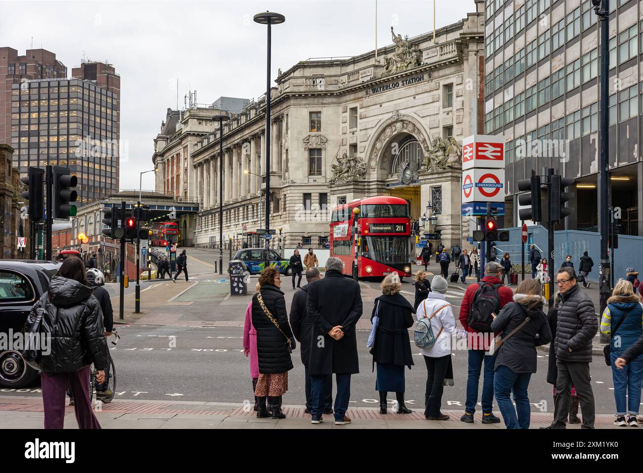 Großer roter Bus vor dem Eingang zum Bahnhof Waterloo Stockfoto