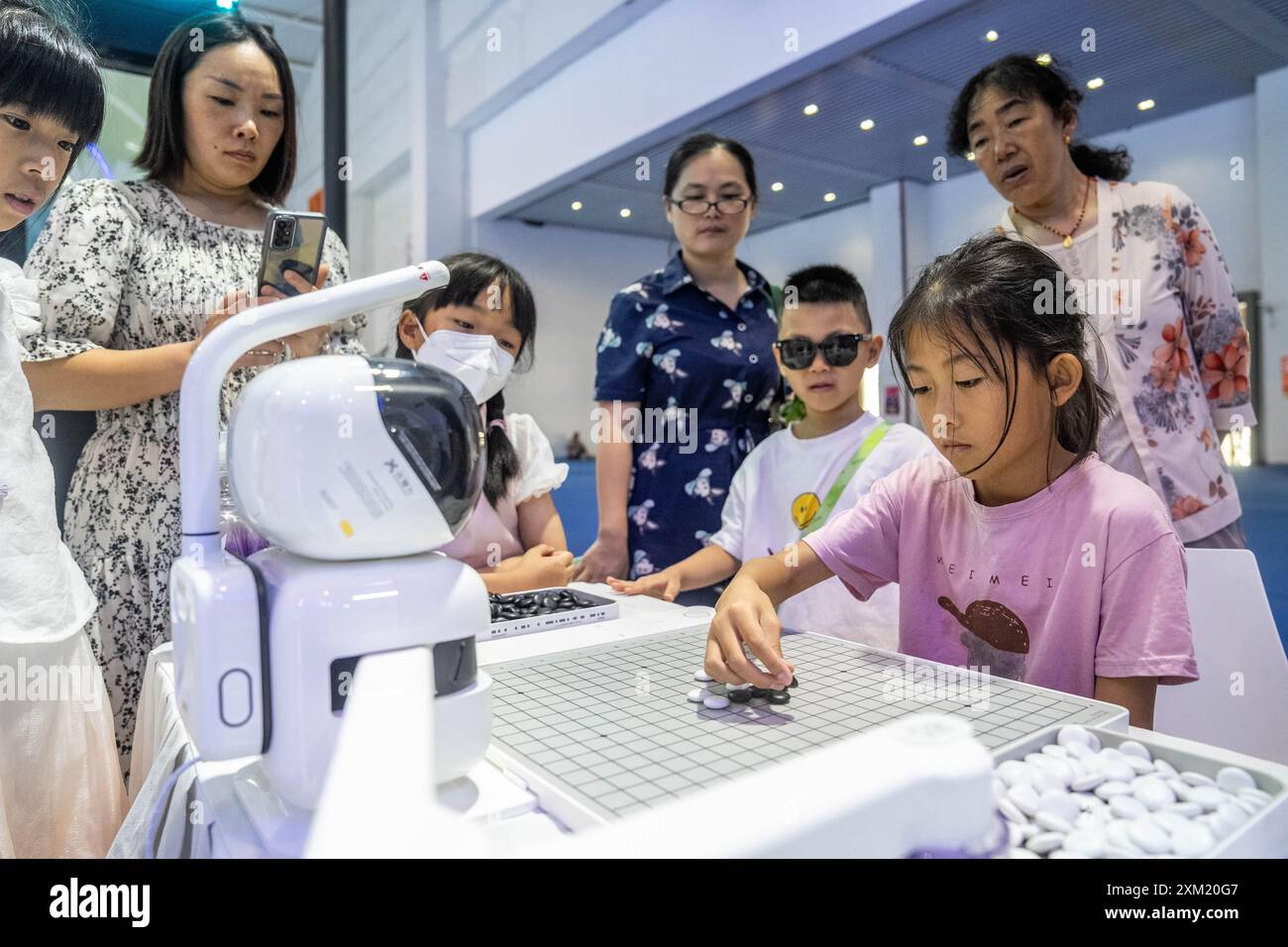 Kunming, chinesische Provinz Yunnan. Juli 2024. Ein Kind spielt Schach mit einem Roboter während der 8. China-South Asia Expo in Kunming, südwestchinesische Provinz Yunnan, 25. Juli 2024. Die 8. China-South Asia Expo wurde hier am Dienstag eröffnet und zog über 2.000 Aussteller an. Die Besucher erfuhren und erlebten Ausstellungen über modernste Technologien in den Bereichen digitale Wirtschaft, künstliche Intelligenz, grüne Energie, Wirtschaft in niedrigen Höhen und andere. Quelle: Hu Chao/Xinhua/Alamy Live News Stockfoto