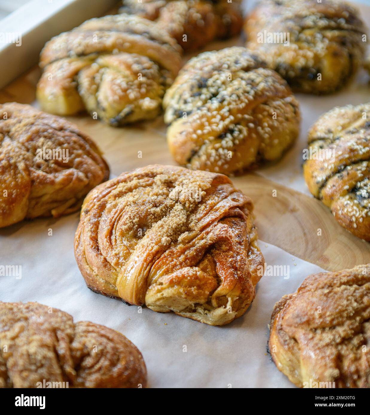 Köstliches Gebäck auf einem Bäckereitisch. Frisch gebackenes Gebäck. Stockfoto