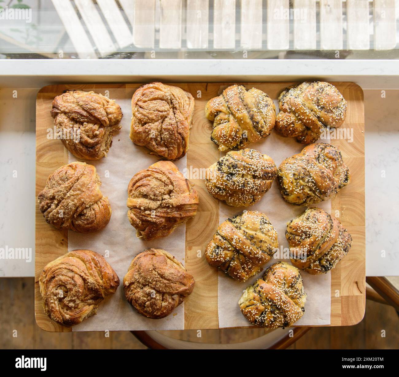Köstliches Gebäck auf einem Bäckereitisch. Frisch gebackenes Gebäck. Stockfoto
