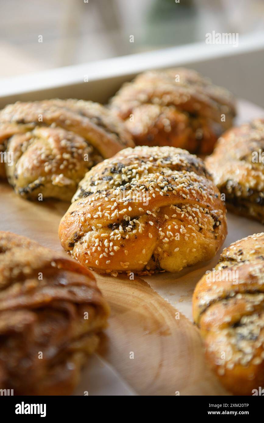 Köstliches Gebäck auf einem Bäckereitisch. Frisch gebackenes Gebäck. Stockfoto