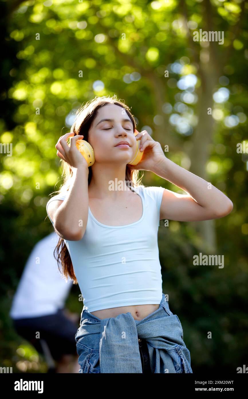 Teenager, der im Freien Kopfhörer trägt Stockfoto