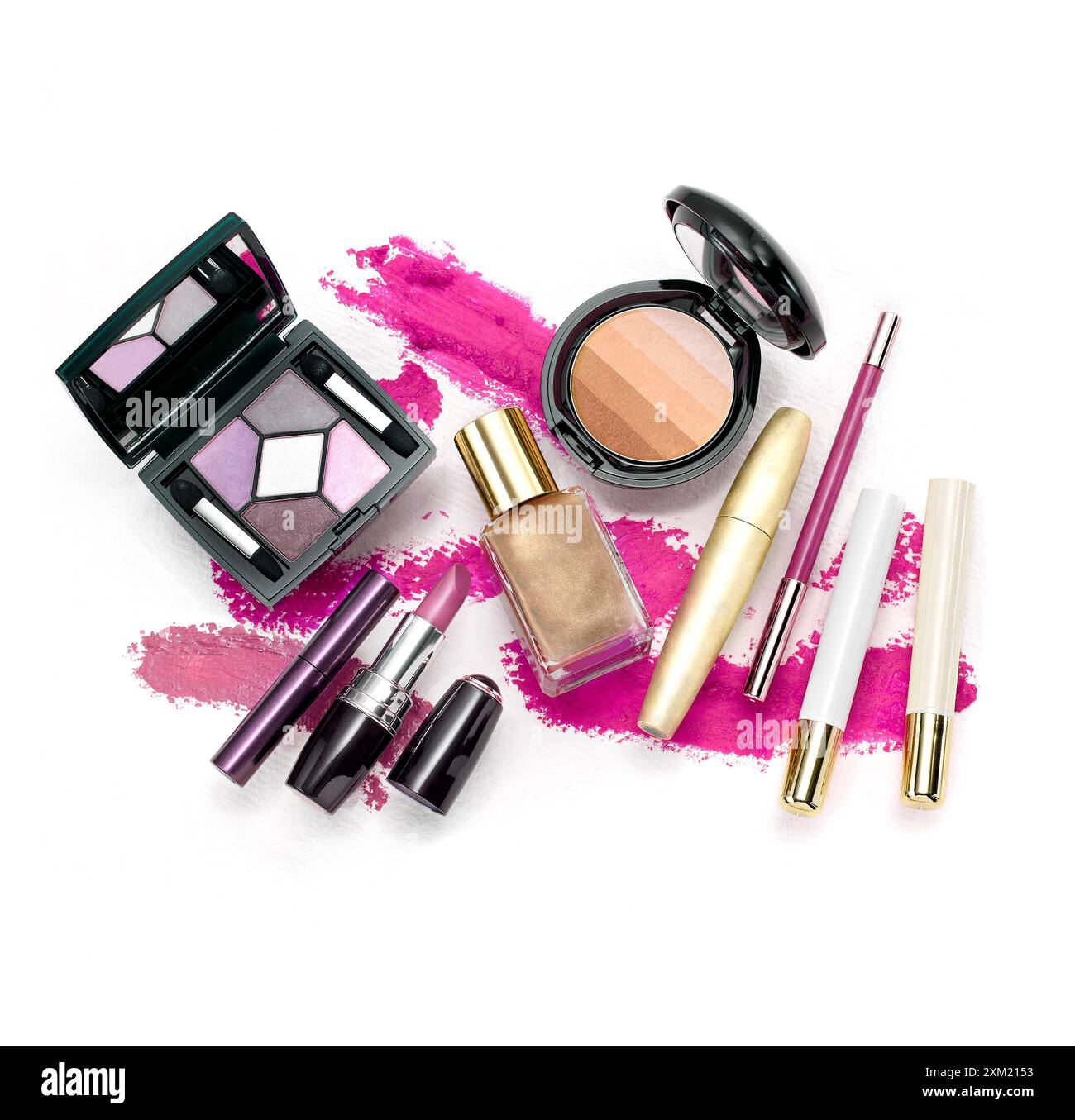 Draufsicht der Schminkkollektion vor abstraktem, farbenfrohen Hintergrund. Lippenstift, Lippenstift, Make-up-Puder, Lidschatten Stockfoto