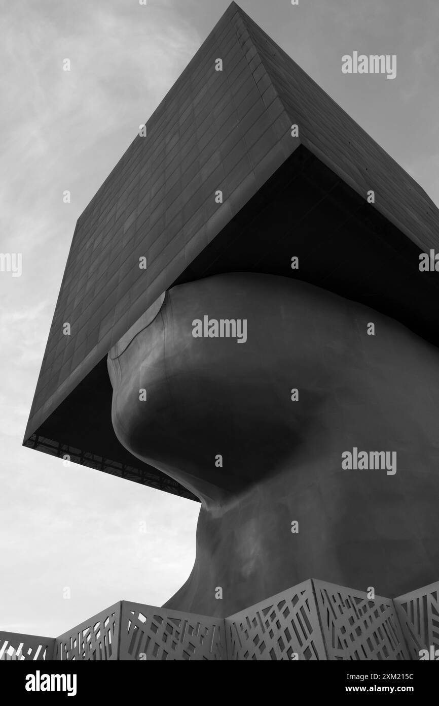 Nizza - Frankreich - Ca. November 2022. Schwarzweiß-Foto von La Tete Carree, Square Head Library Gebäude in Nizza Stadt. Entworfen von Sacha Sosno artis Stockfoto