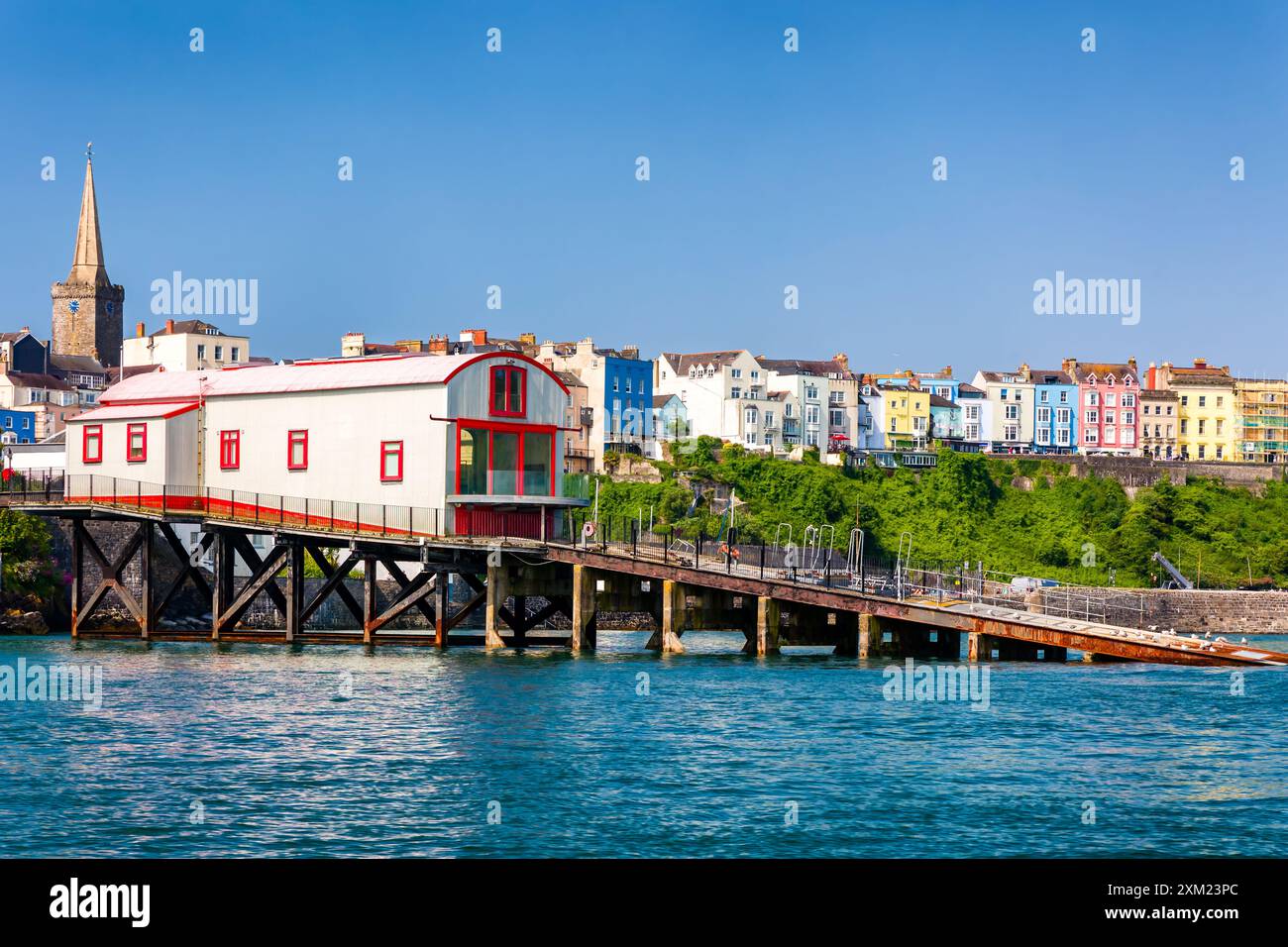 Farbenfrohe Gebäude an der Küste der walisischen Küstenstadt Tenby Stockfoto