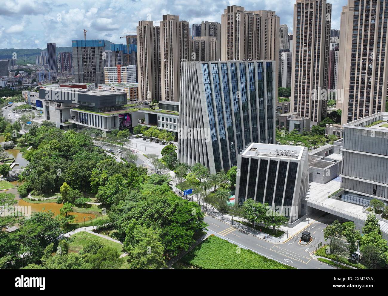 Guangzhou. Juli 2024. Ein Luftbild, das am 22. Juli 2024 aufgenommen wurde, zeigt die Pingshan Library im Bezirk Pingshan in Shenzhen, der südchinesischen Provinz Guangdong. Quelle: Li He/Xinhua/Alamy Live News Stockfoto
