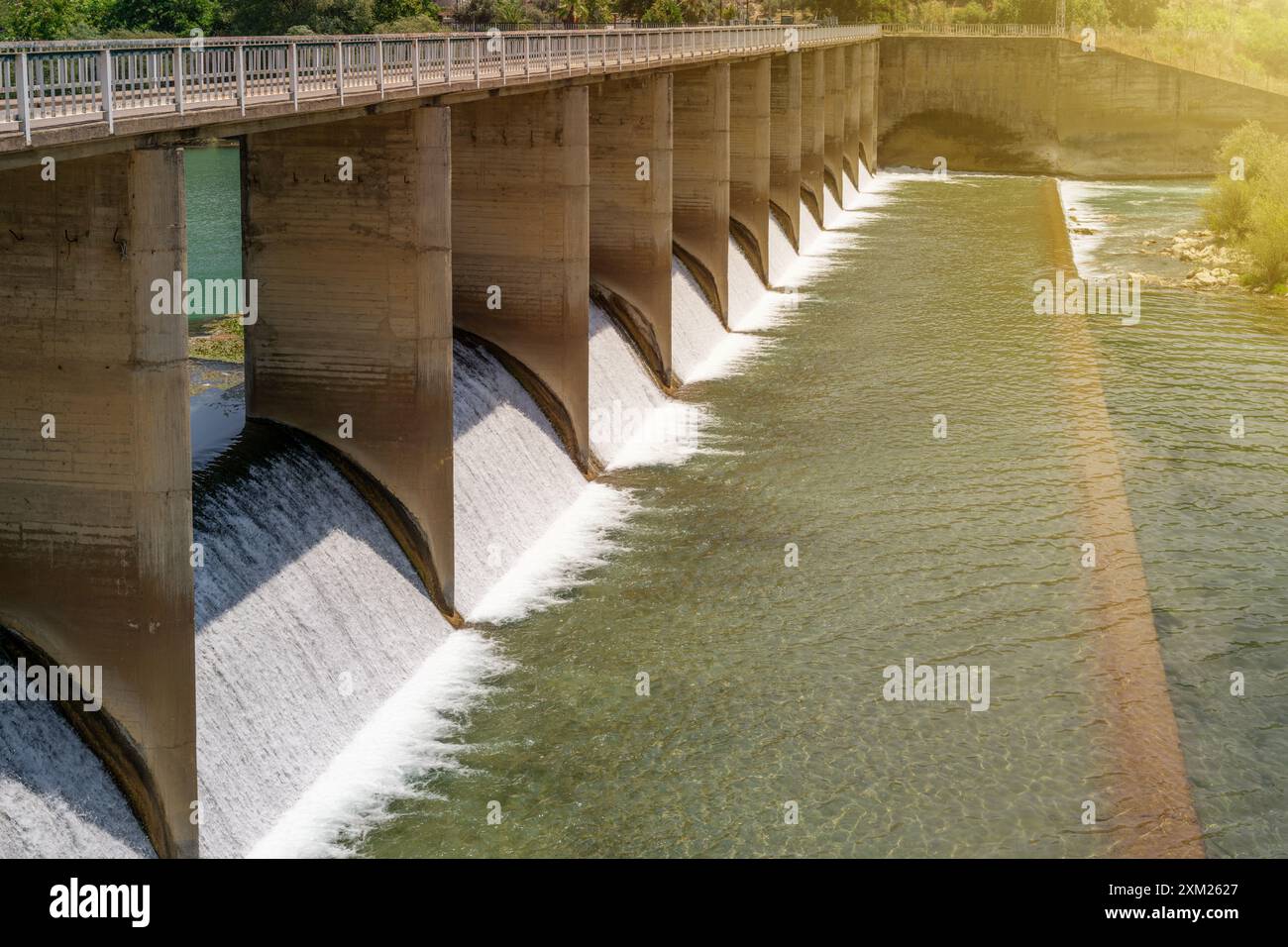 Aus dem Wasserkraftwerk freigegebenes Wasser. Bewegungsunschärfe und selektiver Fokus Stockfoto