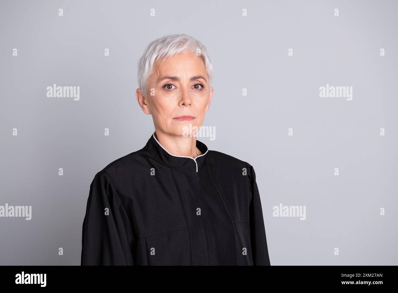 Foto des seriösen weisen Richters Frau Look tragen schwarzen Gewand isoliert weißen Pastellfarbenen Hintergrund Stockfoto