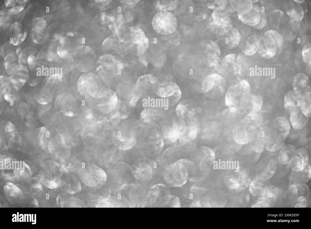 Abstrakt festlich elegant grauen Hintergrund mit verschwommen Bokeh Lichter und Sterne Textur Stockfoto
