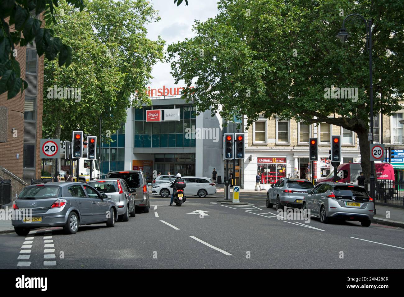 Kreuzung in Earls Court, london, england, wo eine Einbahnstraße auf die cromwell Road trifft, an der sechs Ampeln rot angezeigt werden Stockfoto