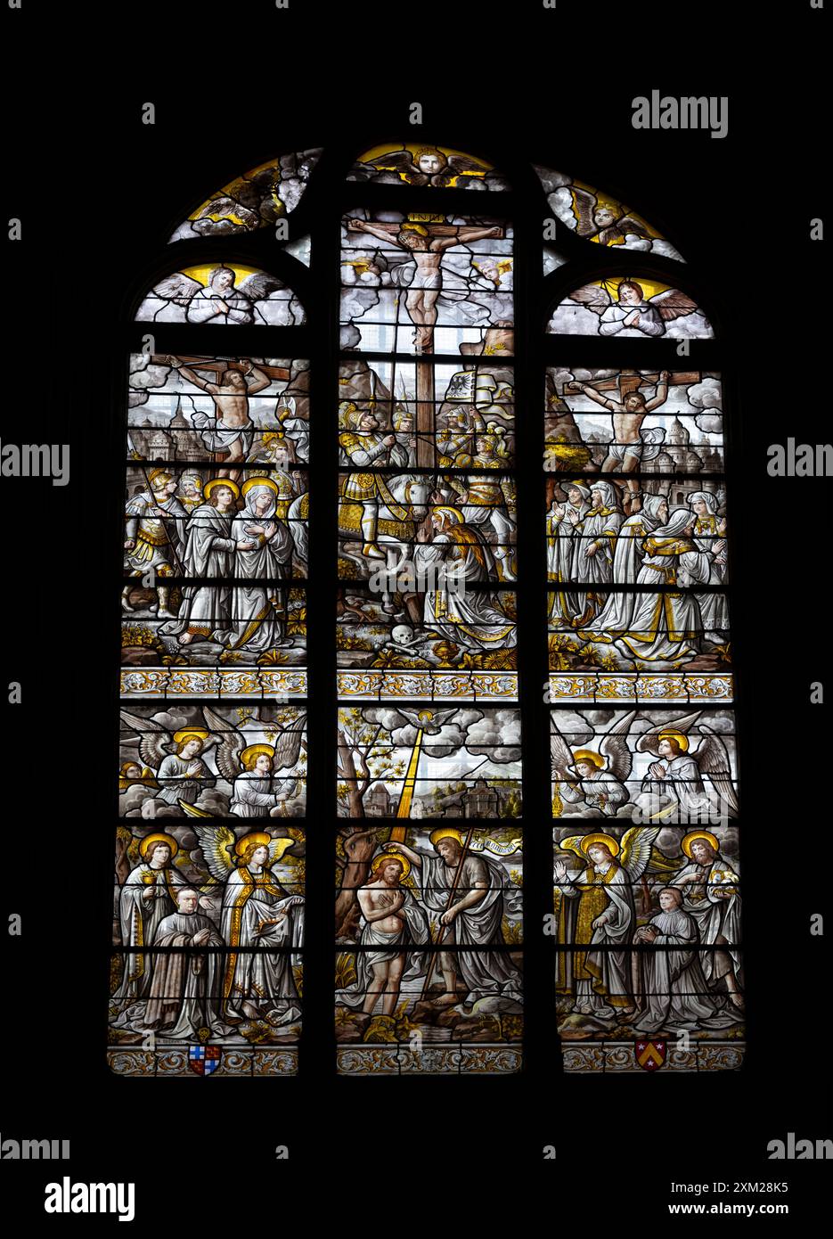 Buntglasfenster, das die Taufe Christi von Johannes dem Täufer darstellt, Kathedrale Beaune, Kirche Collégiale Notre-Dame, Frankreich. Stockfoto