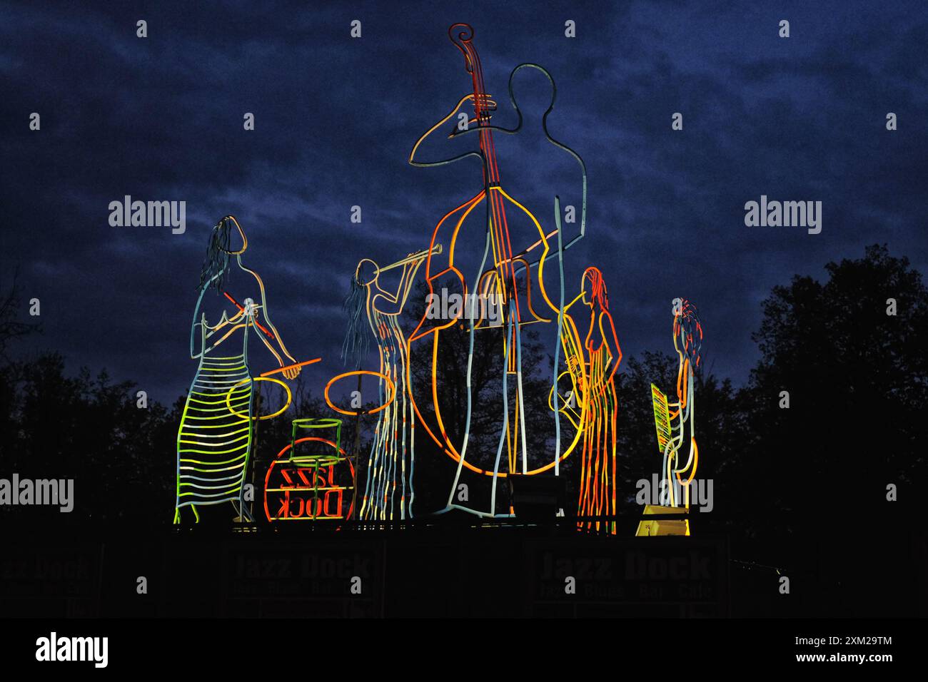 Skulpturale Umrisse von Jazzmusikern als Neonschild, das den Platz des Nachtclubs Jazz Dock kennzeichnet Stockfoto