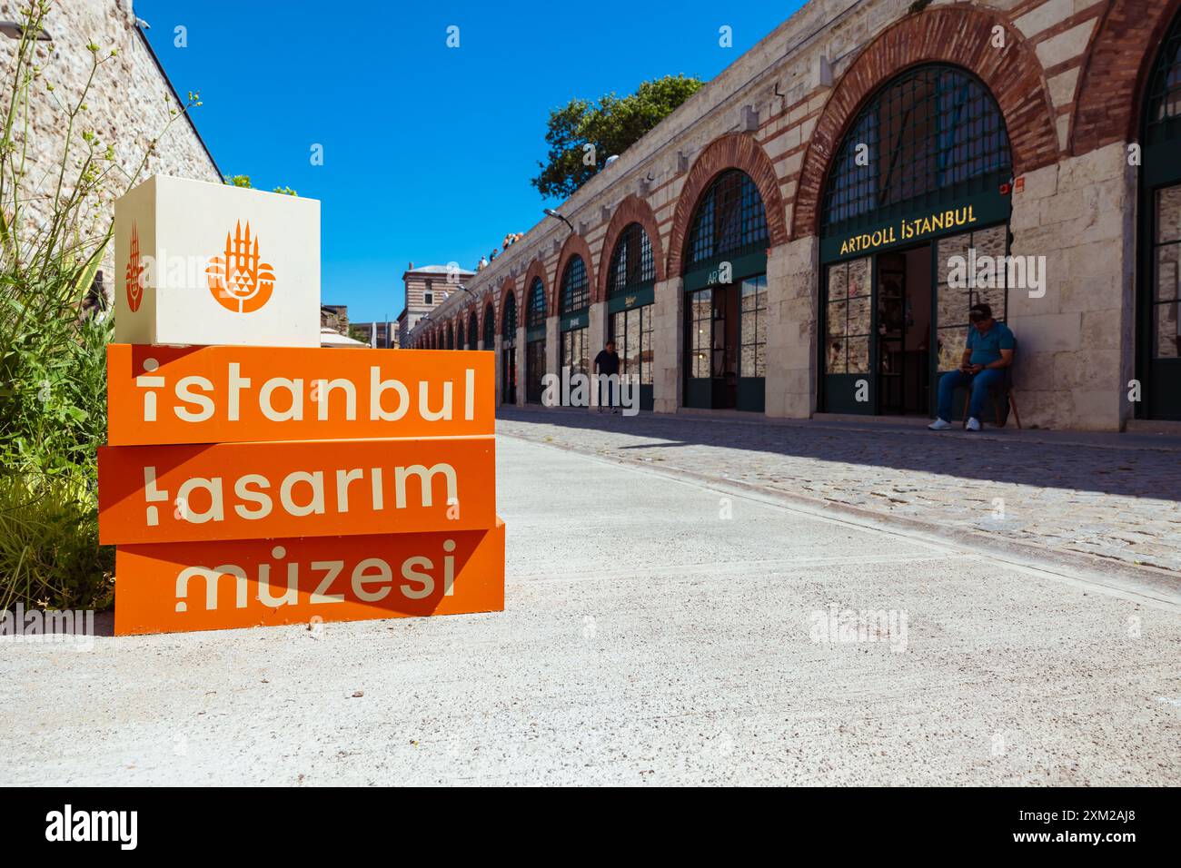 Istanbul Tasarim Muzesi oder Design Museum Schild und Straße. Istanbul Turkiye - 6.8.2024 Stockfoto