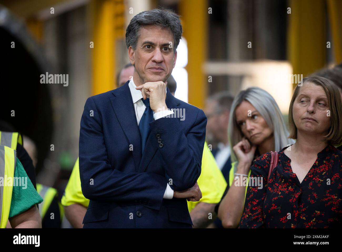 Energieminister Ed Miliband während eines Besuchs bei Hutchinson Engineering in Widnes, Cheshire, mit Premierminister Sir Keir Starmer. Bilddatum: Donnerstag, 25. Juli 2024. Stockfoto