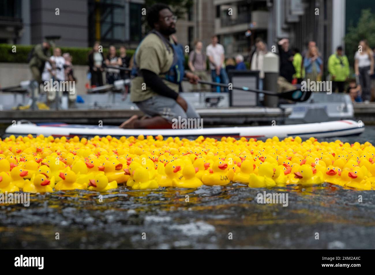 London, Großbritannien. 25. Juli 2024. Zwei- bis dreitausend gesponserte Gummienten werden bei einem Benefiz-Gummienten-Rennen am Merchant Square, Paddington Basin, freigelassen, um Spenden für die pädiatrische Intensivstation im St Mary’s Hospital über die Wohltätigkeitsorganisation COSMIC (Children of St Mary intensive Care) zu sammeln. Jede Ente wurde von einem Mitglied der Öffentlichkeit gesponsert. Quelle: Stephen Chung / Alamy Live News Stockfoto