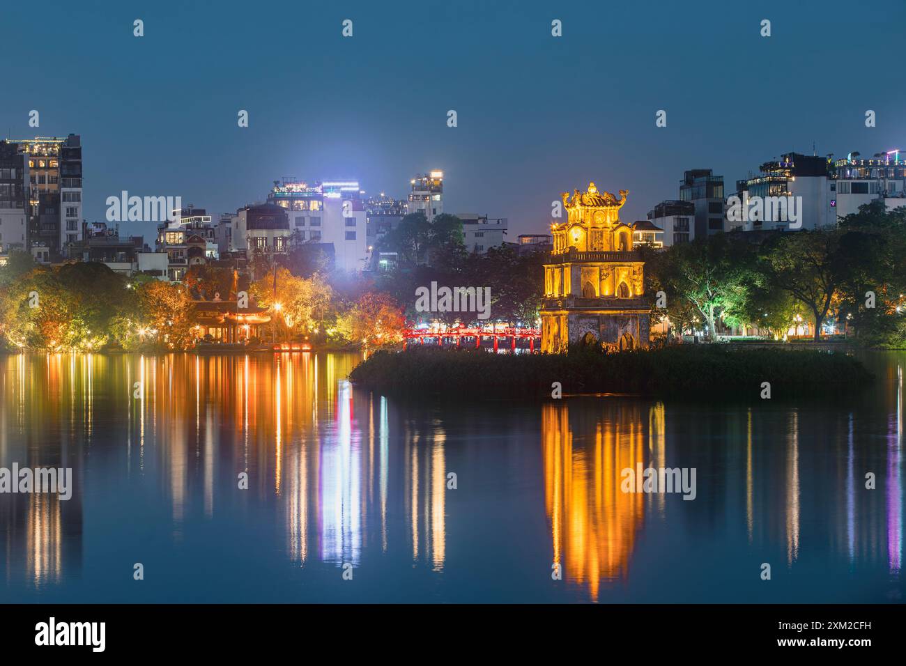 Turtle Tower im Hoan Kiem See. Beleuchtete Altstadt in Hanoi bei Nacht, Vietnam. Stockfoto