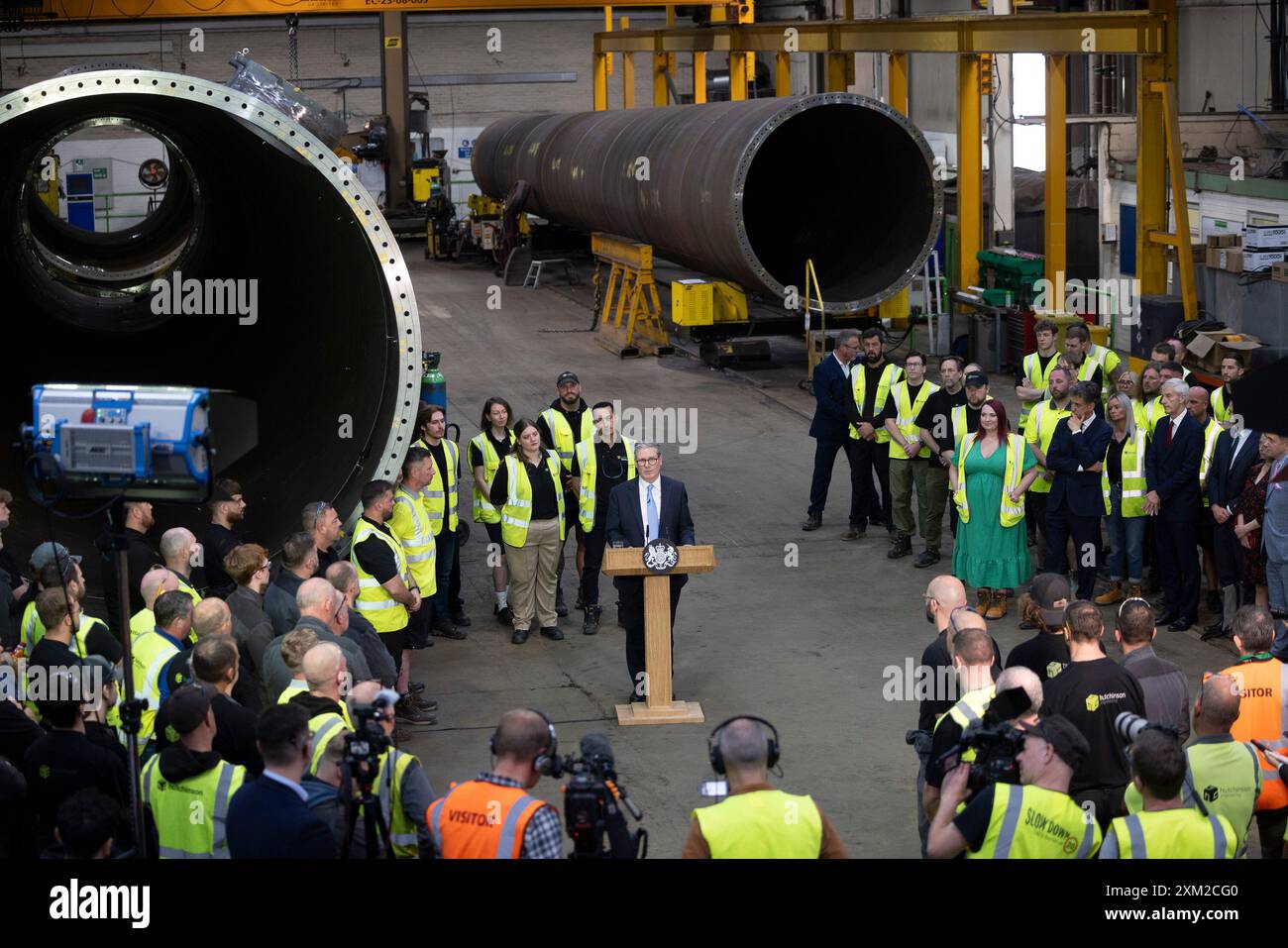 Britain's Prime Minister Sir Keir Starmer delivers a speech on clean energy during a visit to Hutchinson Engineering in Widnes, Cheshire, England, Thursday July 25, 2024. (James Glossop/Pool Photo via AP) Stockfoto